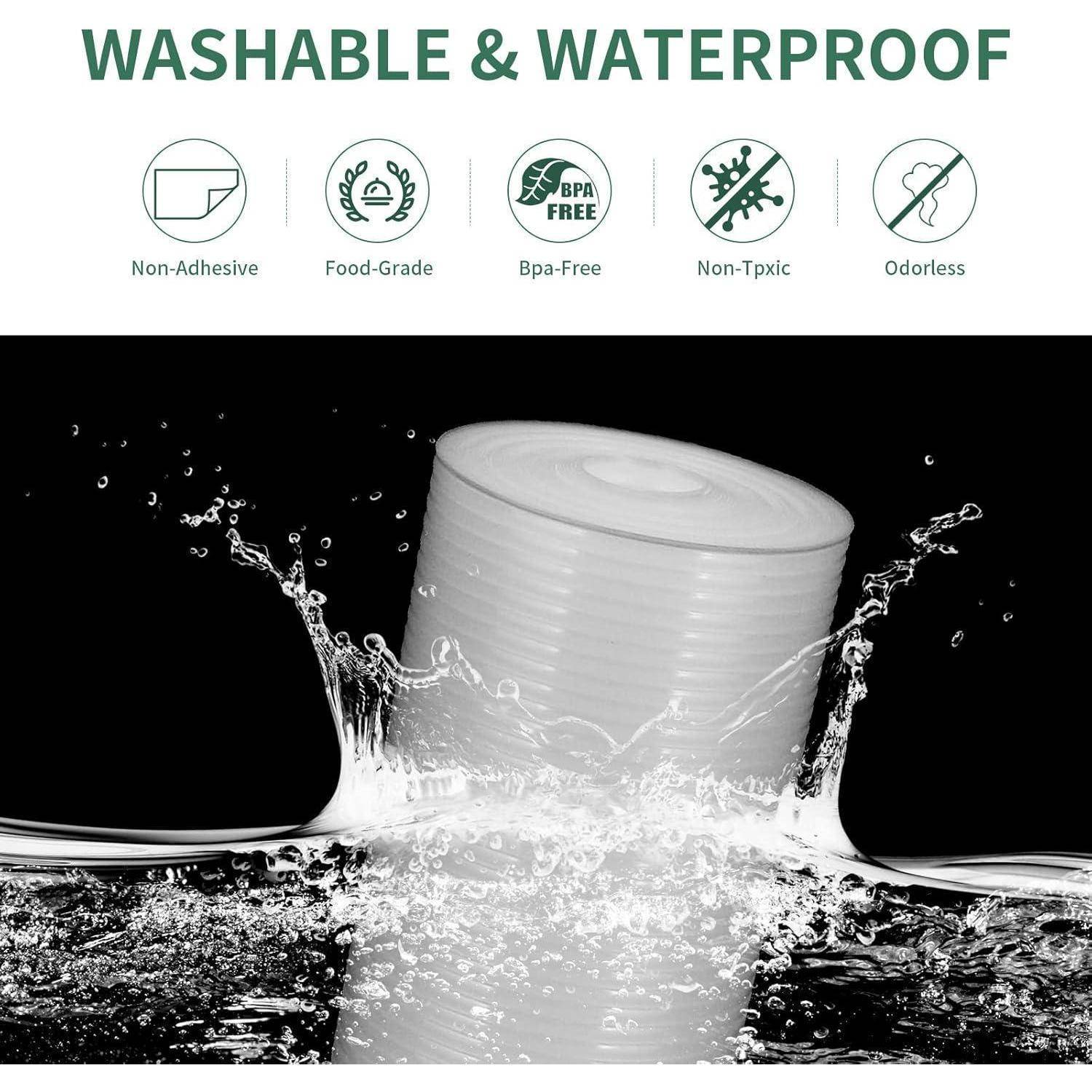 Rolle aus weißem wasserfestem Klebeetikett-Material, das im Wasser spritzt, mit Text, der „WASCHBAR & WASSERFEST