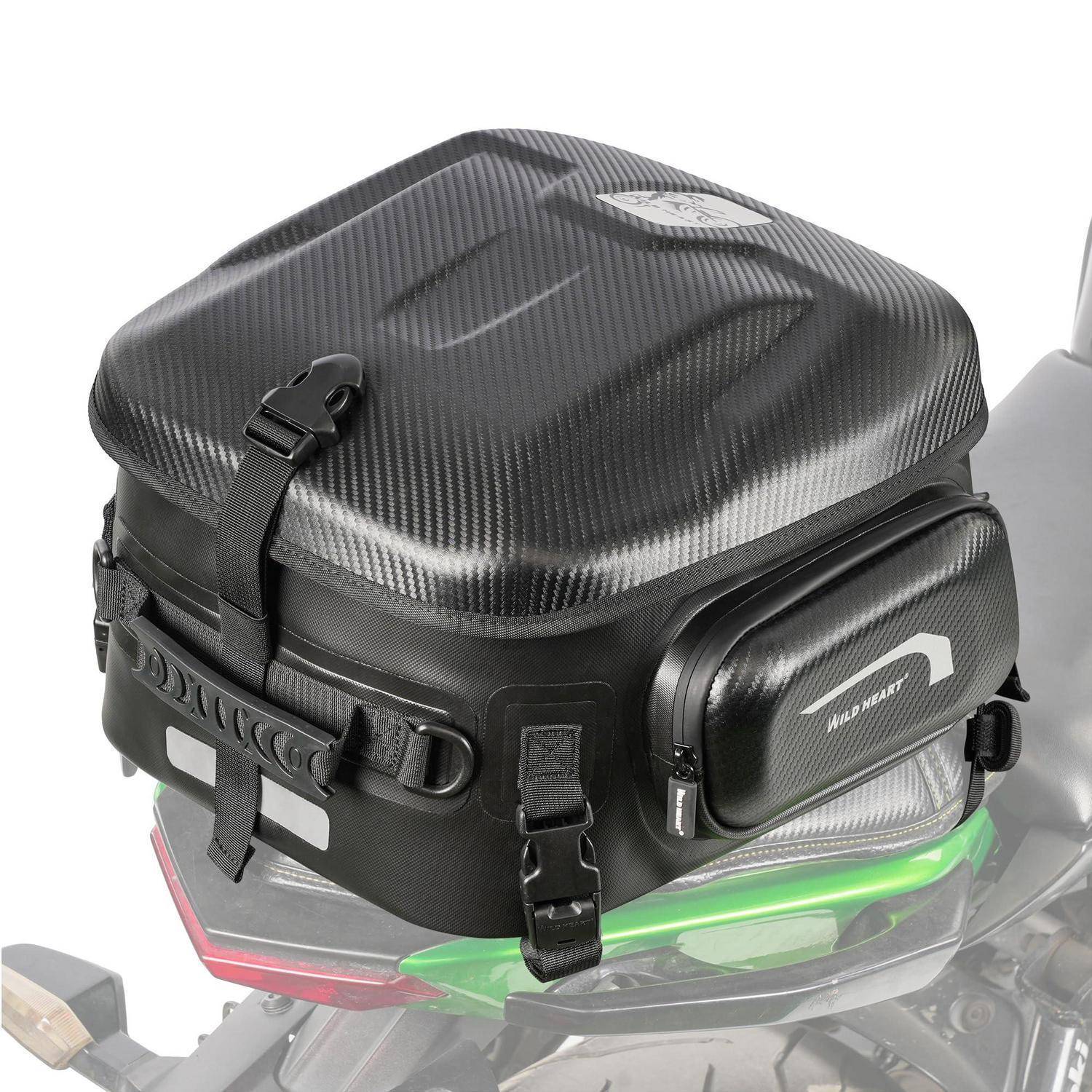 Schwarze Kohlefaser-Motorrad-Hecktasche mit Riemen an der Rückbank befestigt, mit Seitentasche und reflektierendem Rand, montiert auf einem Motorrad dargestellt.