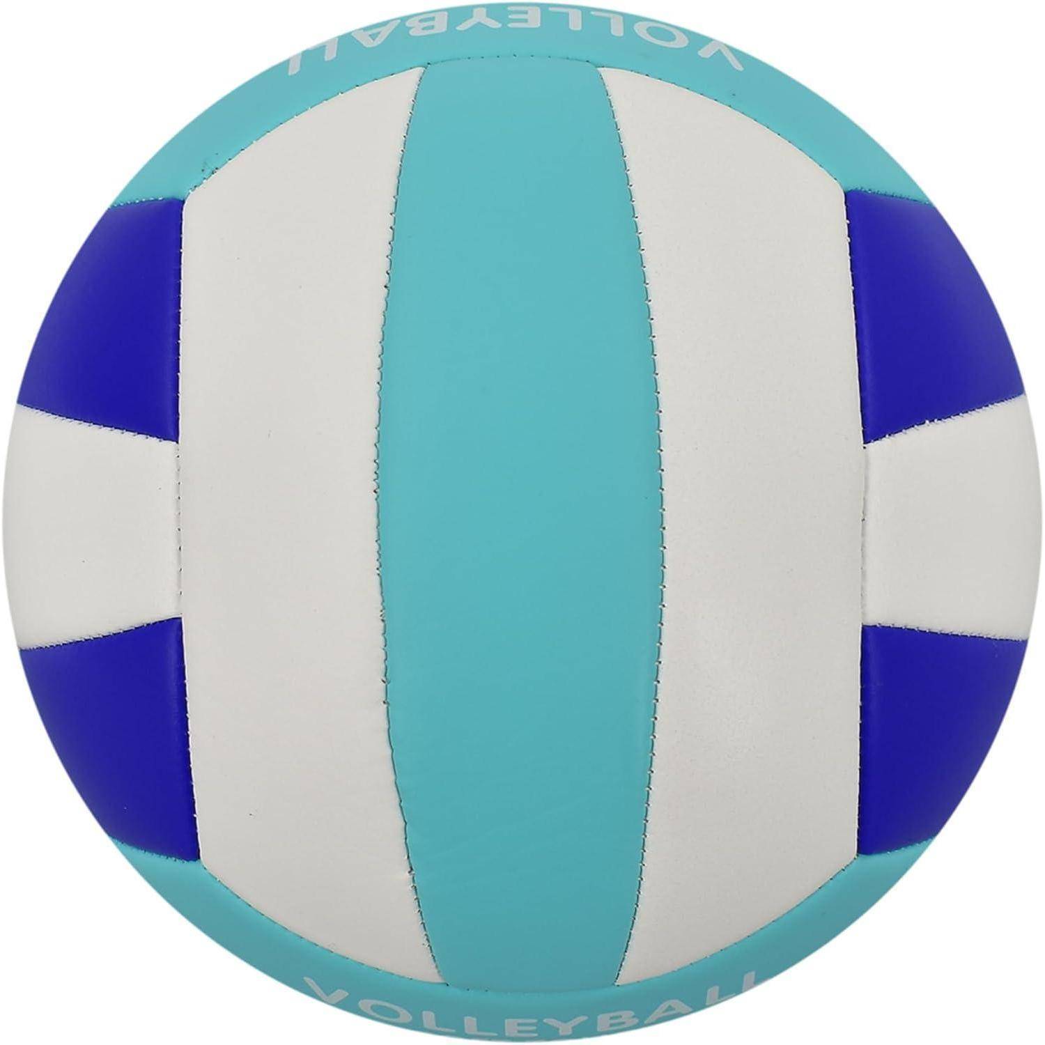 Nahaufnahme eines türkisen, weißen und blauen Volleyballs auf einfachem Hintergrund.