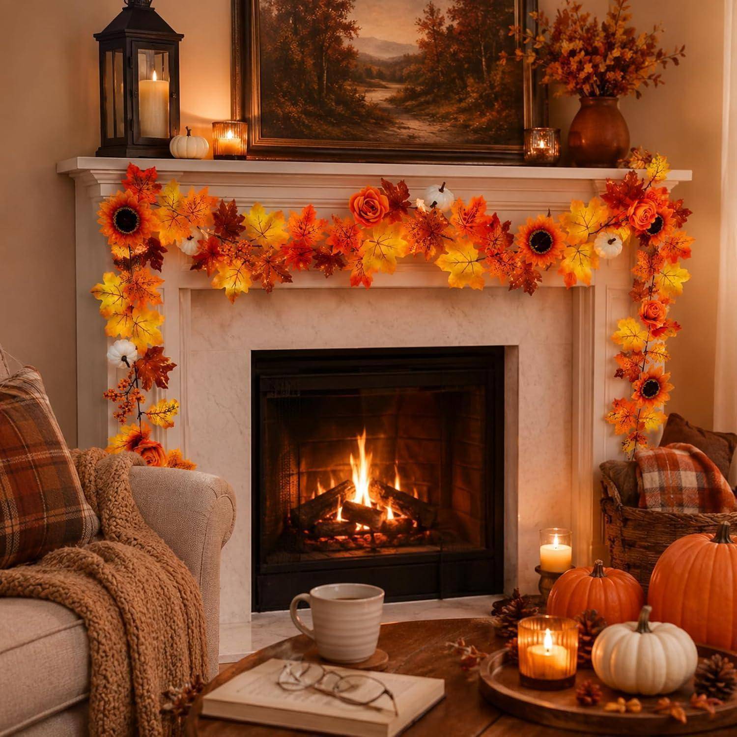 Gemütliches Herbstwohnzimmer mit brennendem Kamin, Herbstgirlanden auf dem Kaminsims, Kürbissen, Kerzen und einem Sessel und Sofa mit karierten Decken.