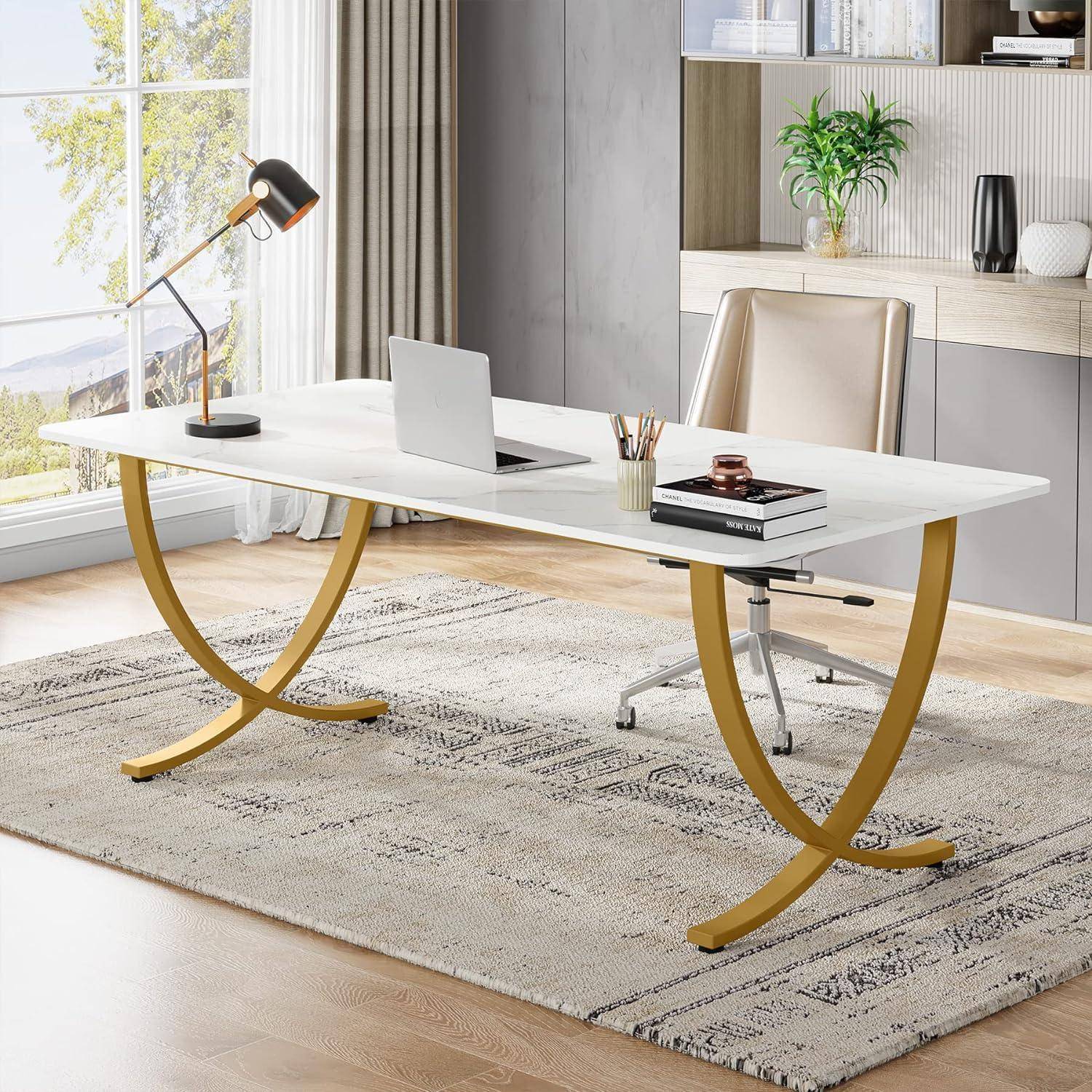 Modernes Homeoffice mit weißem Schreibtisch, goldenen geschwungenen Beinen, Laptop, Lampe, Stuhl und Büchern auf einem Teppich neben einem hellen Fenster.