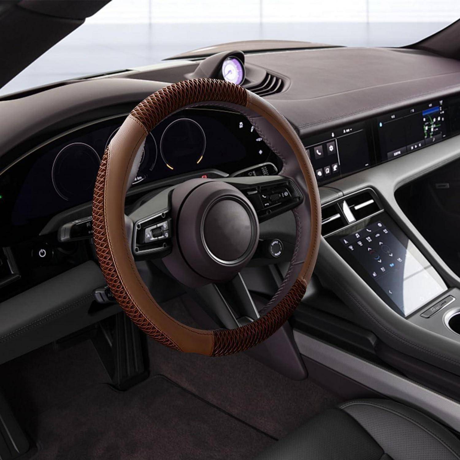 Modernes Autoinnenraum mit großem Lenkrad, digitalem Armaturenbrett, zentralem Touchscreen und minimalistischem schwarz-grauem Armaturenbrettdesign.