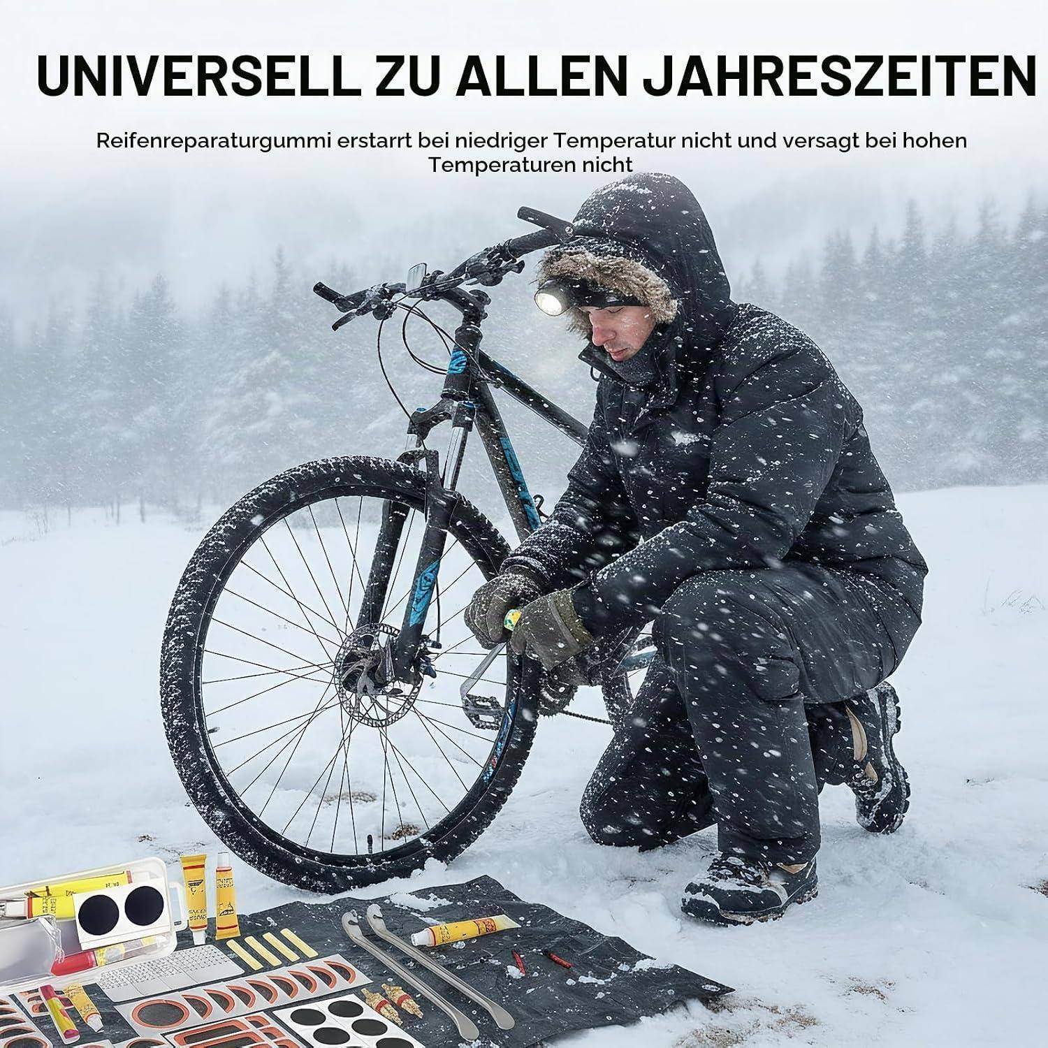 Ein Mann kniet im schweren Schnee und repariert einen Fahrradreifen mit einem Reparaturset; deutscher Werbtext besagt „UNIVERSELL ZU ALLEN JAHRESZEITEN" und vermerkt, dass der Gummi bei niedrigen und hohen Temperaturen funktioniert.