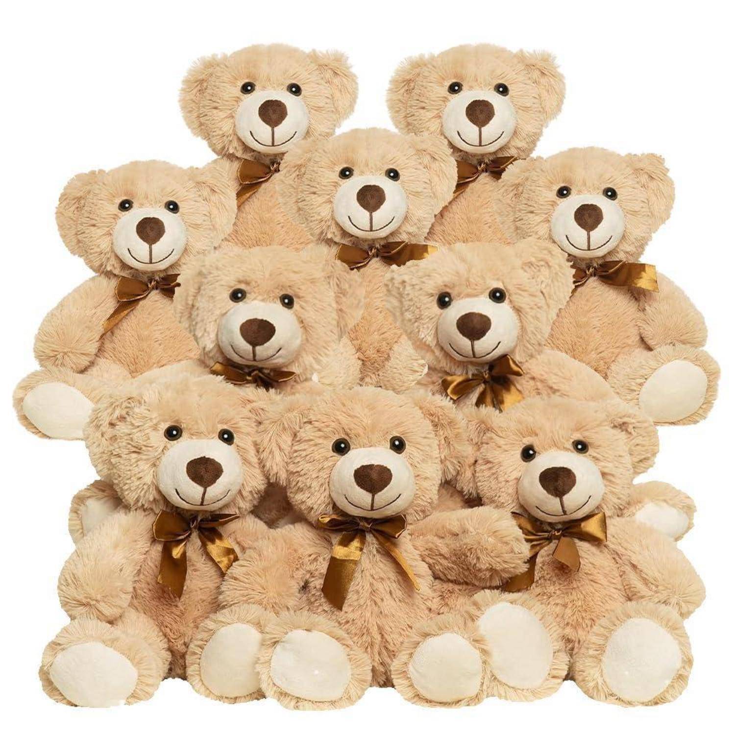 Stapel von neun beige Teddybären mit braunen Schleifen, in einer Gruppe auf weißem Hintergrund angeordnet.