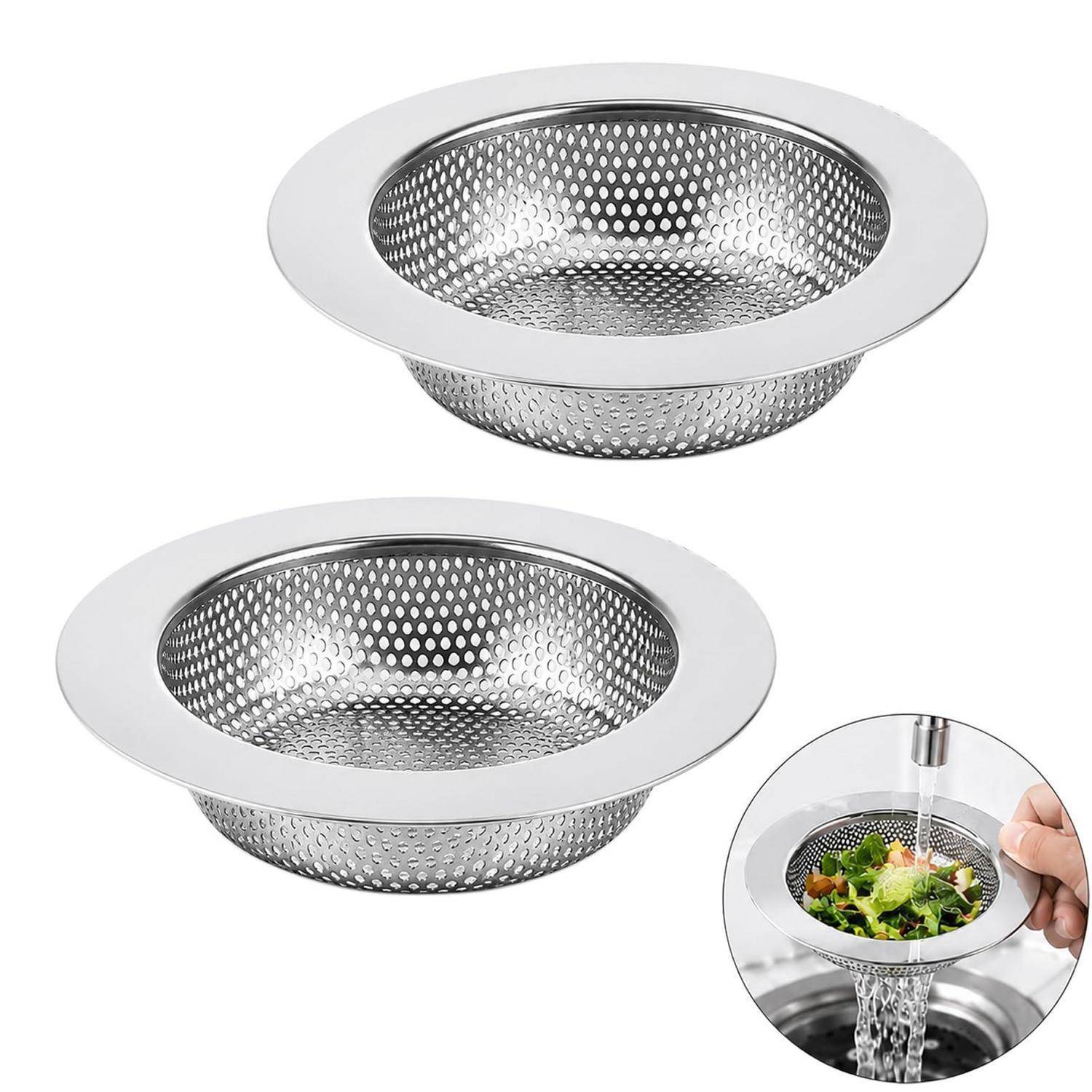 Rostfreier Edelstahl-Spülbeckensieb mit durchlöcherter Schüssel und breitem Rand, dargestellt in zwei Größen und ein kleiner Ausschnitt zeigt es beim Ablaufen von Wasser und beim Auffangen von Speiseresten.