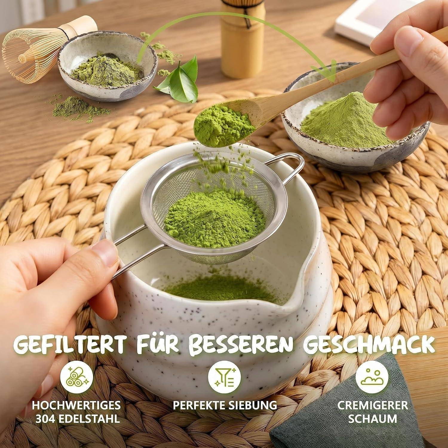 Eine Person siegt grünes Matchapulver in eine Keramikschüssel; deutscher Text sagt „Gefiltert für besseren Geschmack" und hebt Edelstahl, perfektes Sieben, cremigen Schaum hervor.