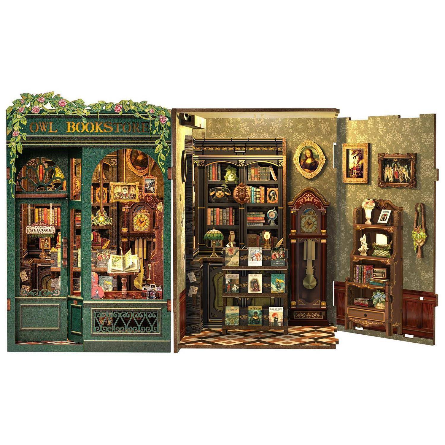 Drei-teiliges puppenhaus-ähnliches Buchhandelsinterieur mit aufwendigen Regalen, Büchern, Uhren, gerahmter Kunst und einem Schild mit der Aufschrift „OWL BOOKSTORE