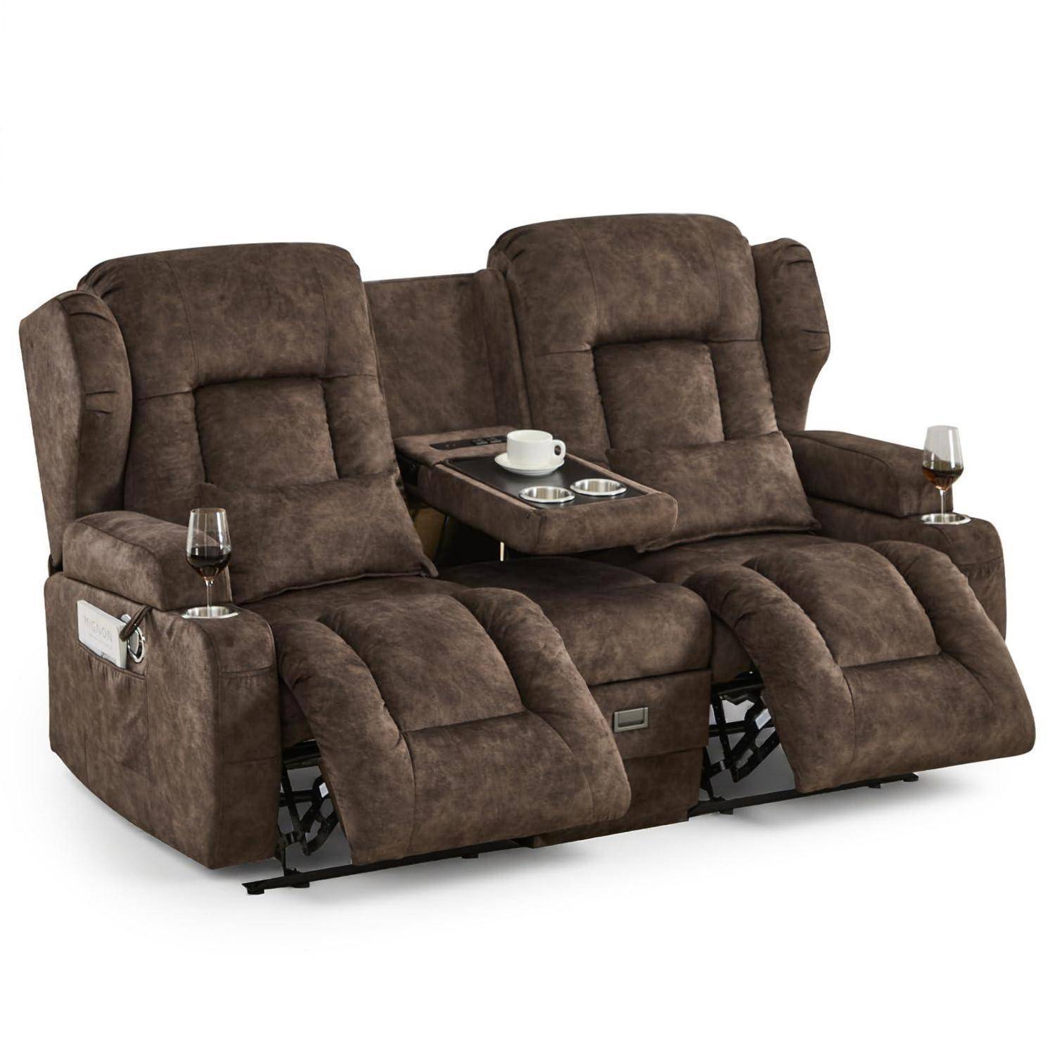 Braunes Recamiere-Sofa mit Mittelkonsole, Tablett und Getränkehaltern, abgebildet mit Weingläsern und einer Kaffeetasse auf weißem Hintergrund.