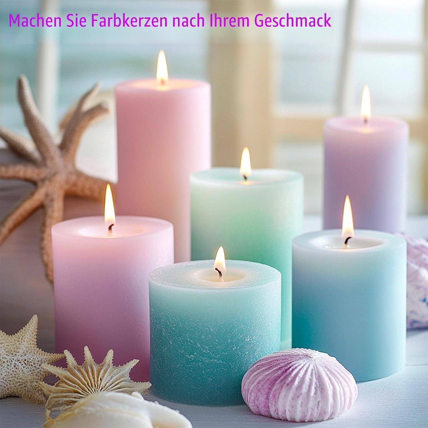Fünf pastellfarbene Säulenkerzen, die in einer Küstendisplay mit Muscheln und Seesternen brennen; deutscher Text lautet „Machen Sie Farbkernzen nach Ihrem Geschmack