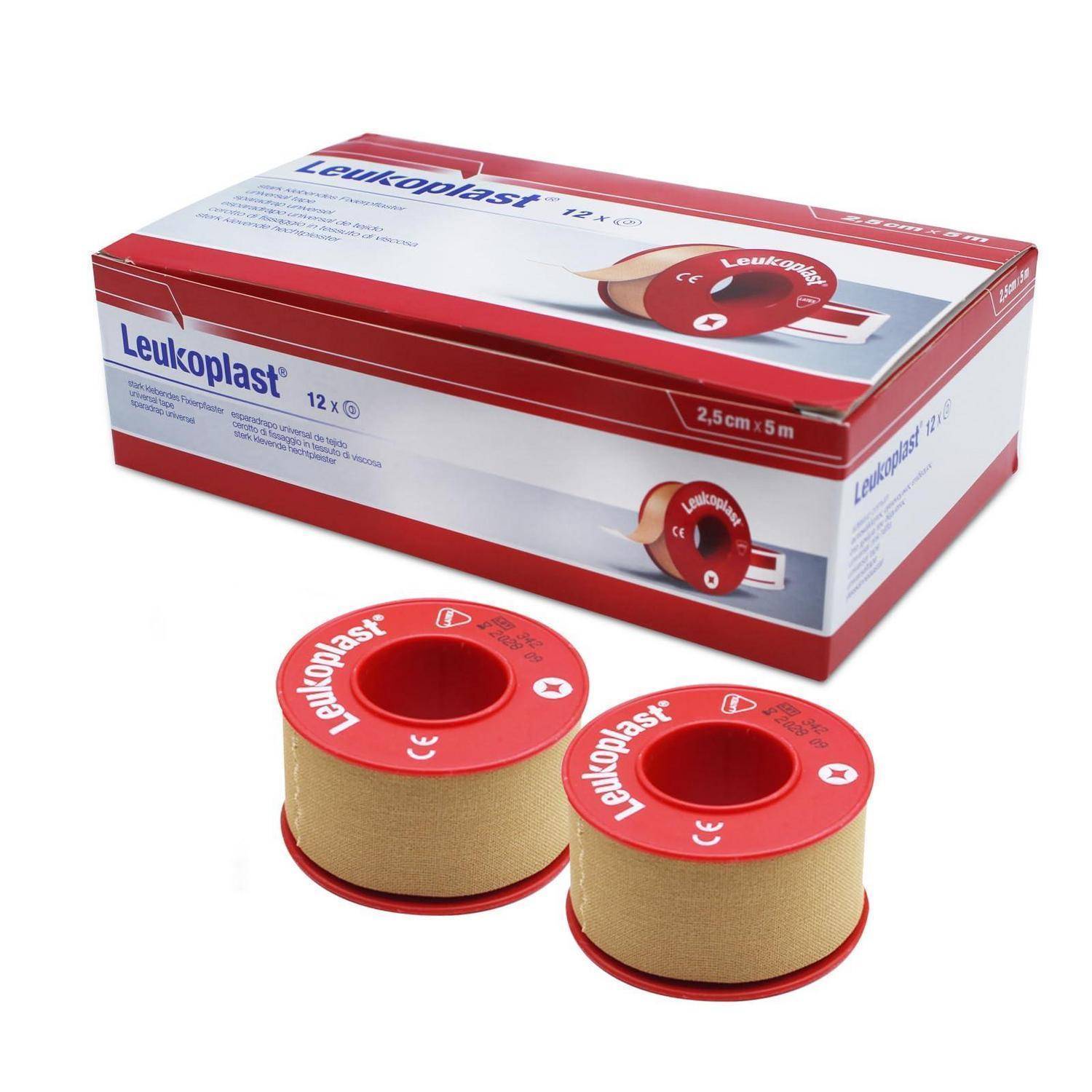 Leukoplast Medizintape-Box mit zwei beigen Taperrollen vorne, beschriftet mit 2,5 cm x 5 m, auf weißem Hintergrund.