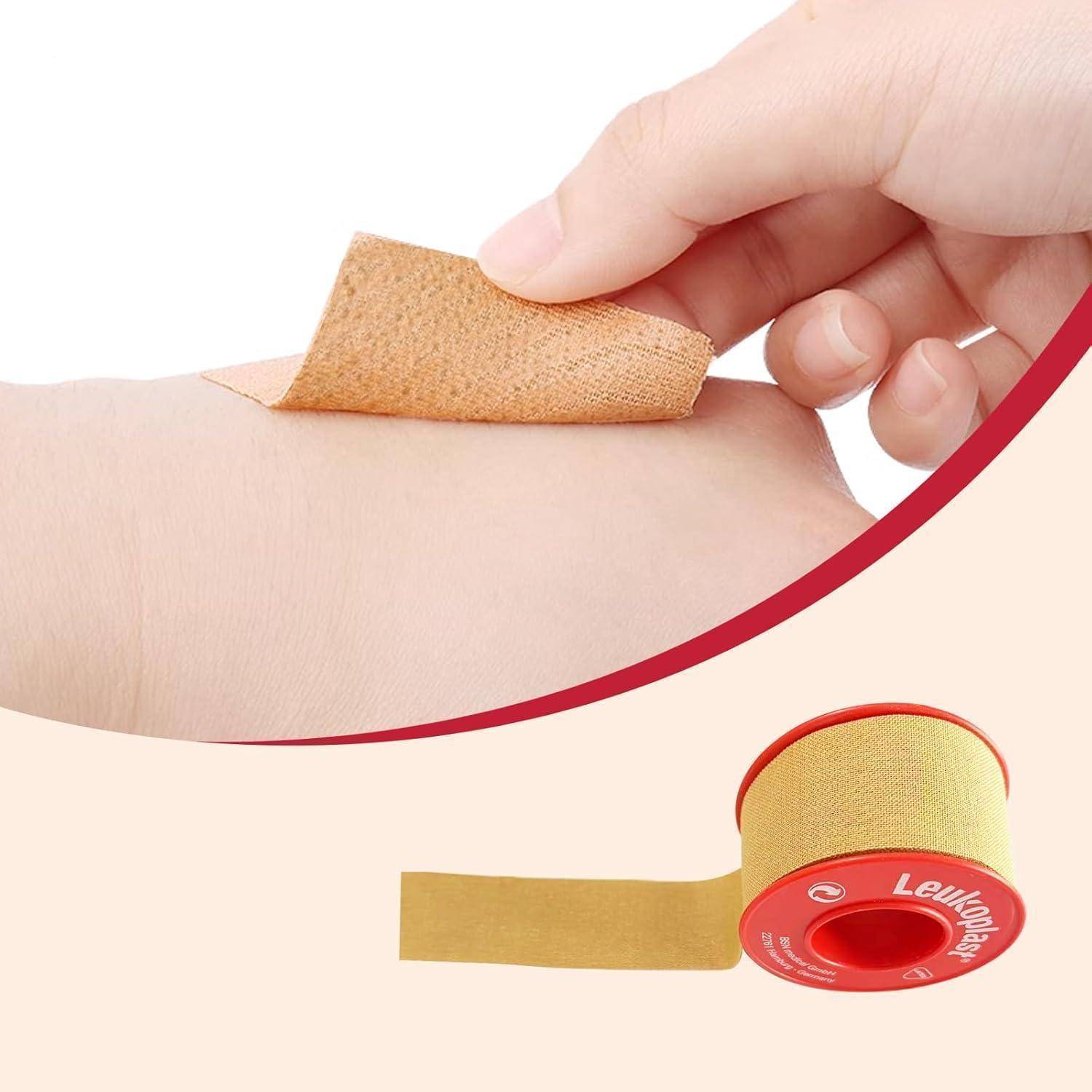 Hand wendet ein beiges elastisches Haftpflaster auf der Haut an, mit einer Rolle des entsprechenden Tapes, die unten auf hellem Hintergrund gezeigt wird.