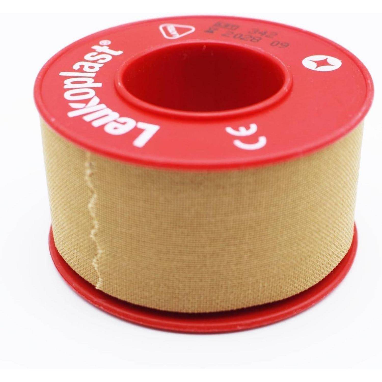 Rote und beige Rolle Leukoplast medizinisches Haftpflaster auf weißem Hintergrund.