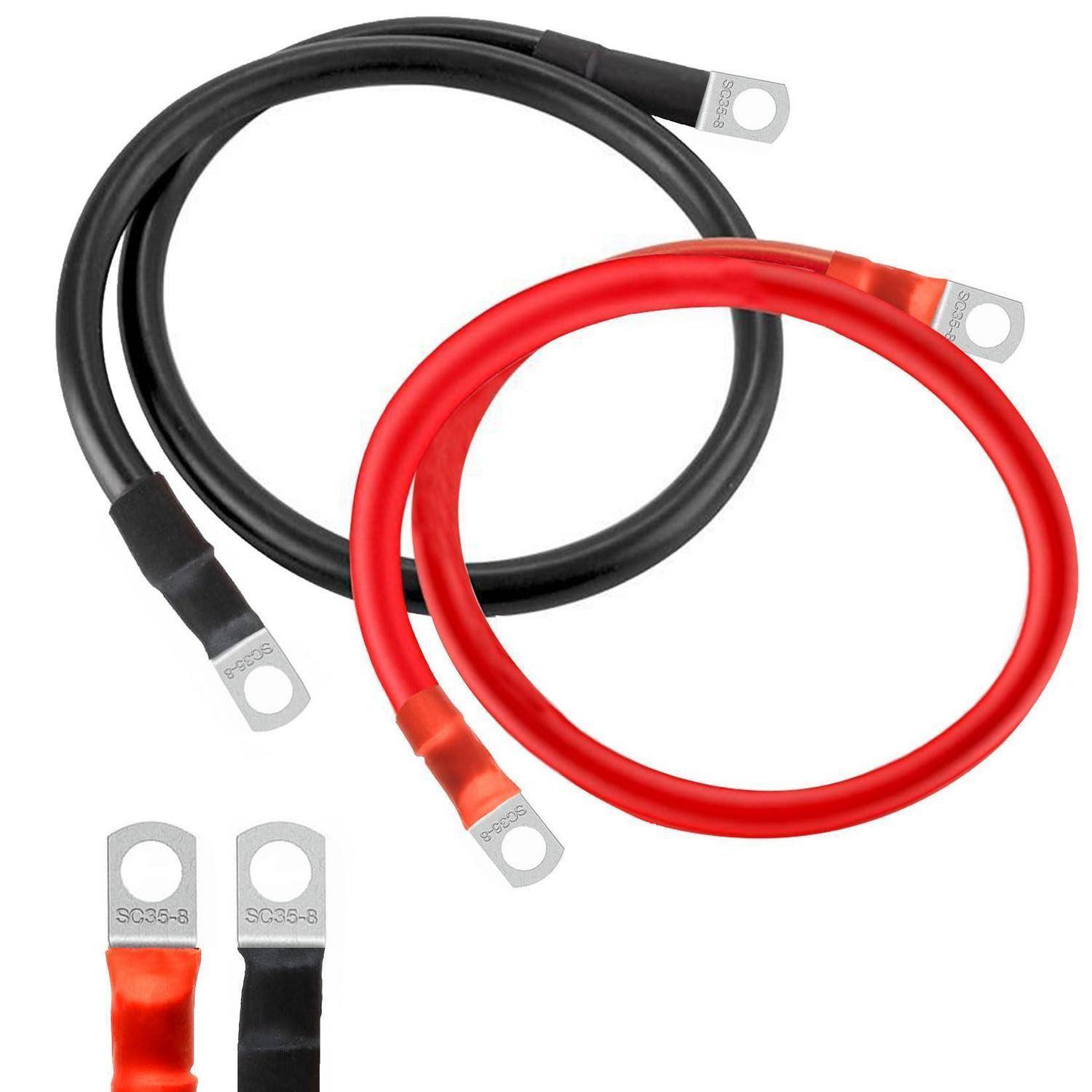Zwei schwere Batteriekabel, eines rot und eines schwarz, jeweils mit Ringösen, auf weißem Hintergrund dargestellt.