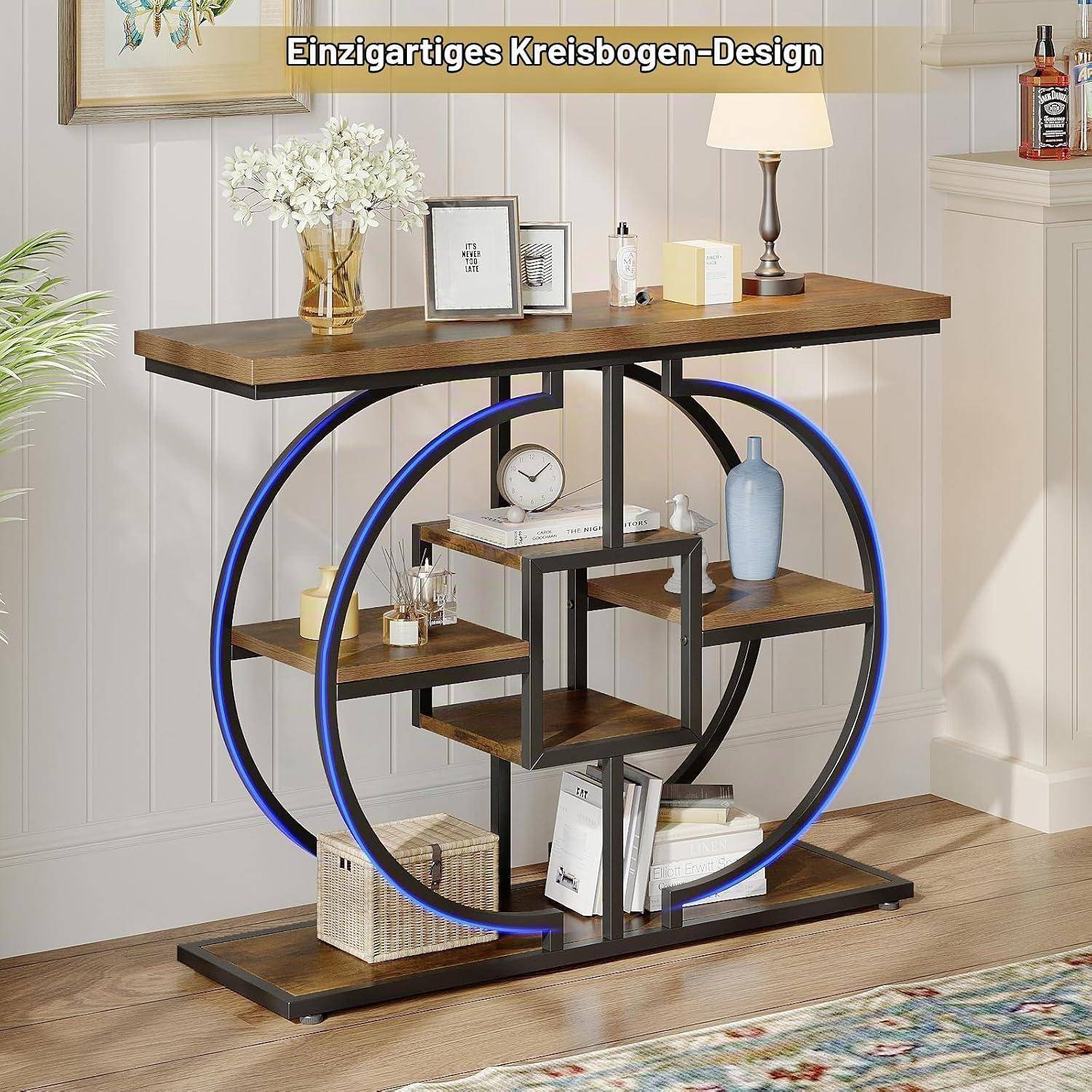 Moderner Konsolentisch mit sich schneidendem Kreisrahmen-Design und Holzregalen, gestaltet mit Lampen, Vasen, Büchern und Deko in einem Wohnzimmer.