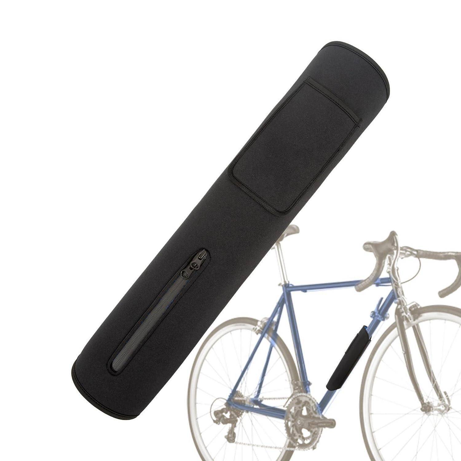Schwarze gepolsterte Fahrradrahmentasche mit Reißverschluss und Riemen, neben einem Rennrad abgebildet, um die Montage am Rahmen zu veranschaulichen.