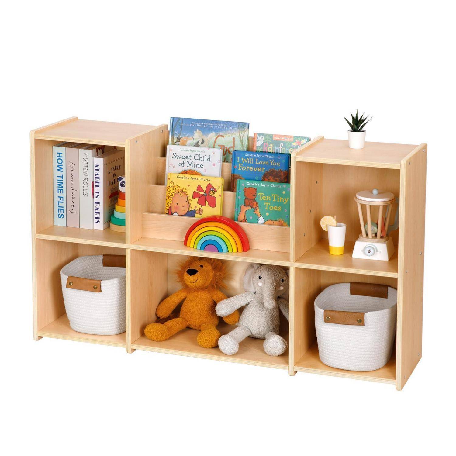Holz-Regalschrank mit Kinderbüchern, Kuscheltieren, Körben und kleinen Spielzeugen, die in offenen Lagerfächern angeordnet sind.