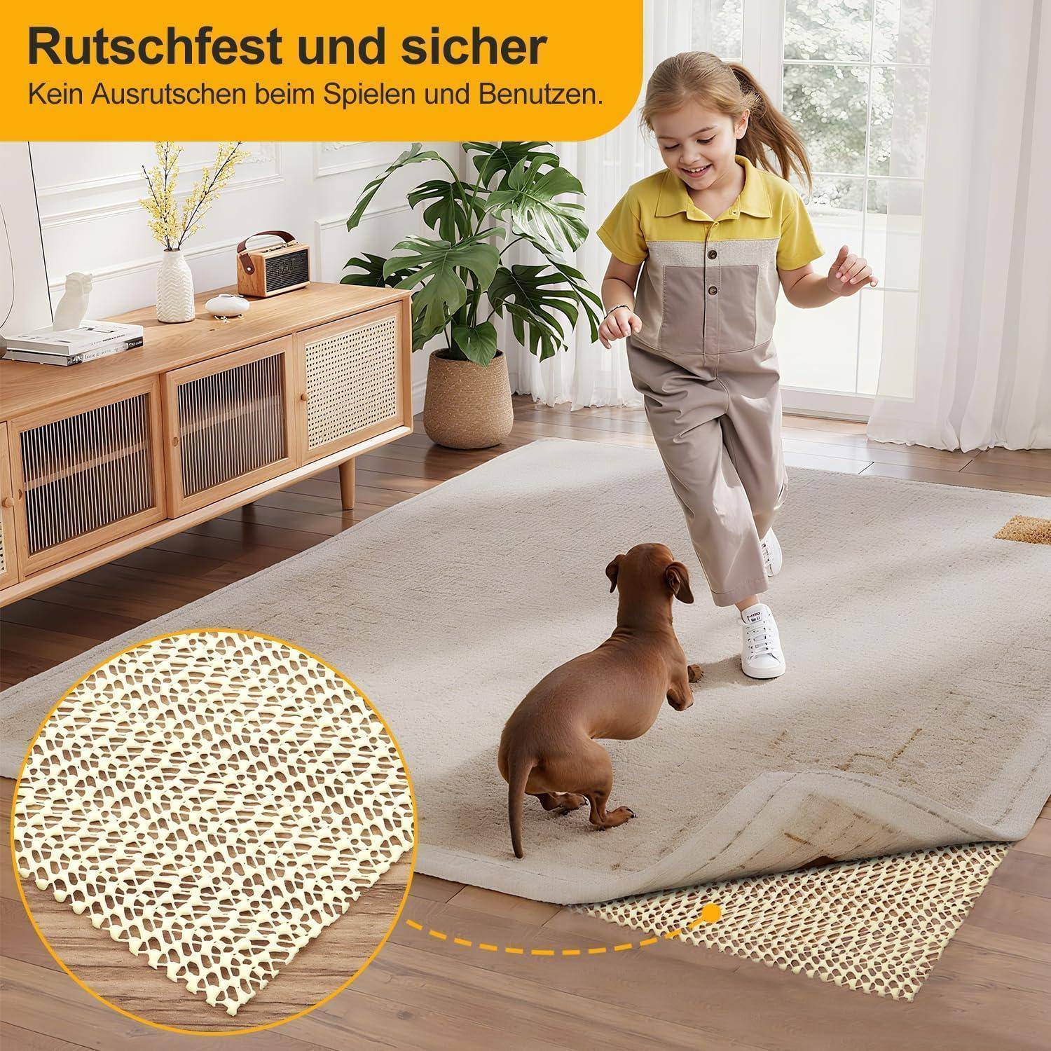 Mädchen und Dackel auf einem Teppich in einem Wohnzimmer, mit einer Nahaufnahme-Einfügung, die die rutschfeste Unterseite des Teppichs zeigt; Text besagt „Rutschfest und sicher