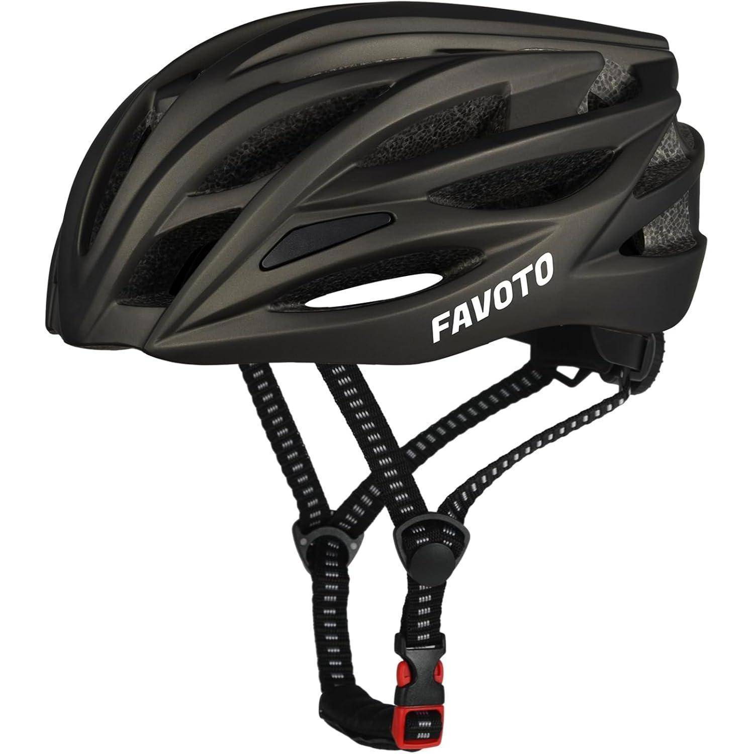 Schwarzer Favoto-Fahrradhelm mit verstellbaren Kinnriemen auf weißem Hintergrund.