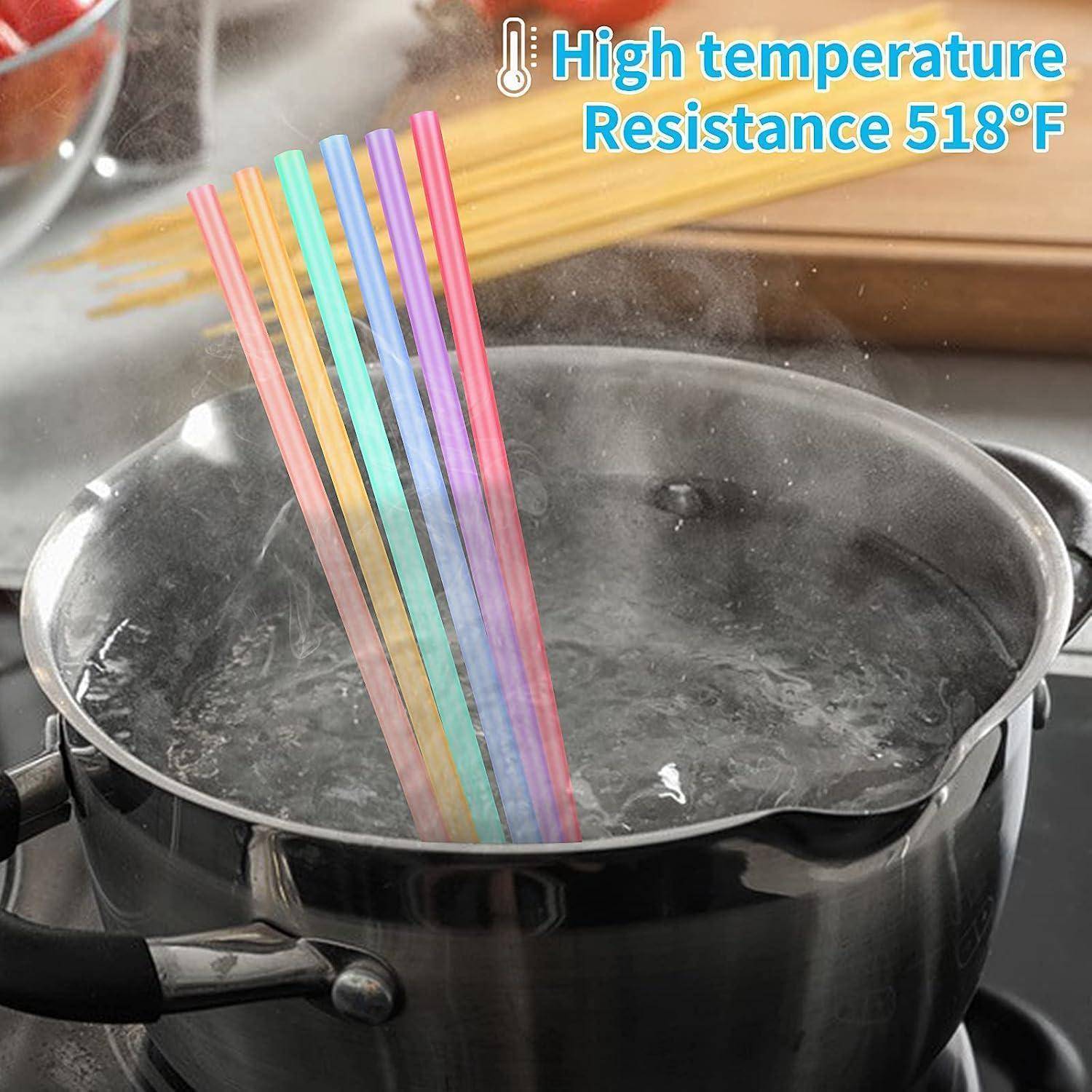 Farbenfrohe Strohhalme in kochendem Wasser, gekennzeichnet mit „Hitzebeständigkeit 518°F", zeigen die hitzebeständige Verwendung.