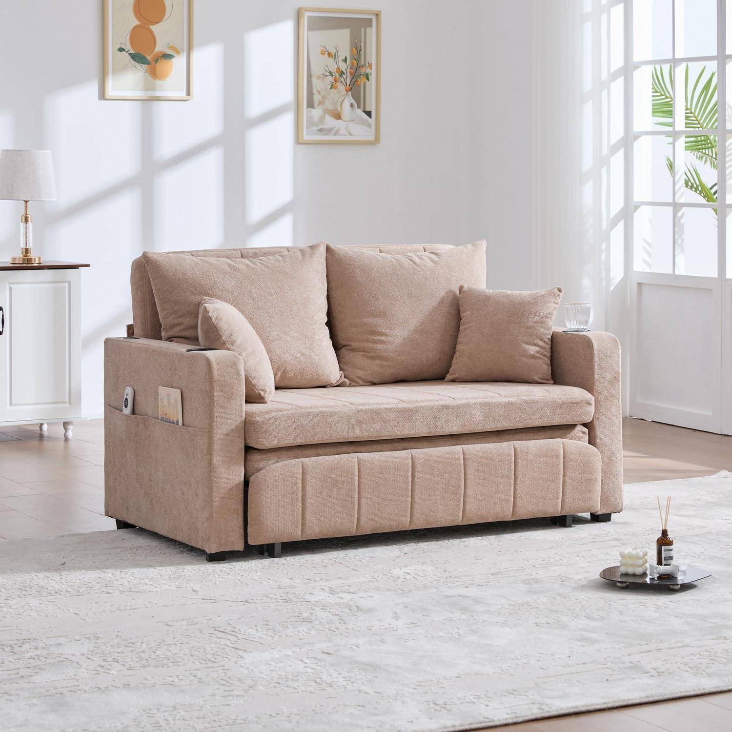 Beige Schlafsofa mit Kissen in einem hellen Wohnzimmer, von vorne auf einem hellen Teppich gezeigt.