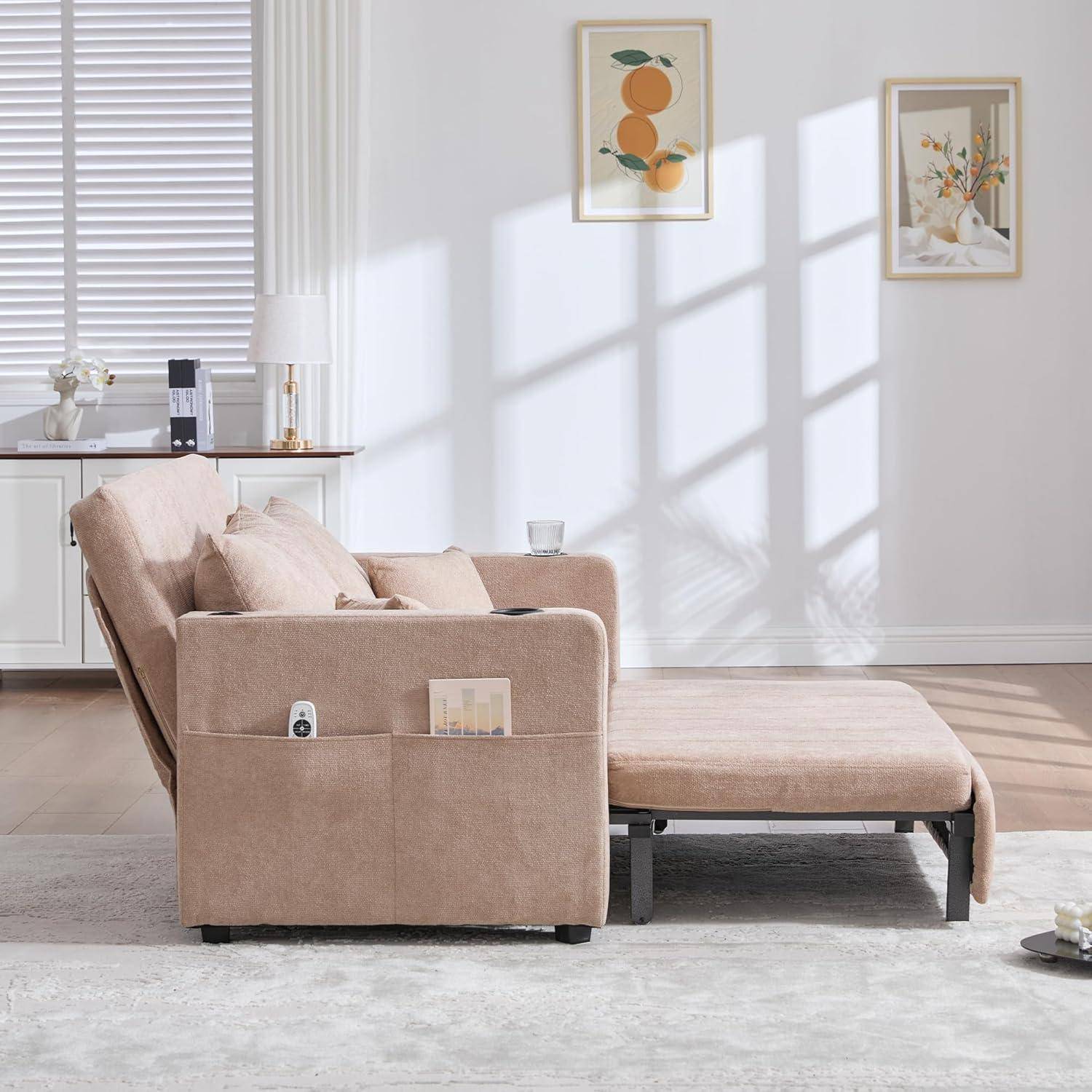 Beigefarbiges Sofa mit Chaiselongue in einem hellen Wohnzimmer, vor einer weißen Wand mit Rahmenkunst und Sonnenschattenspielen.
