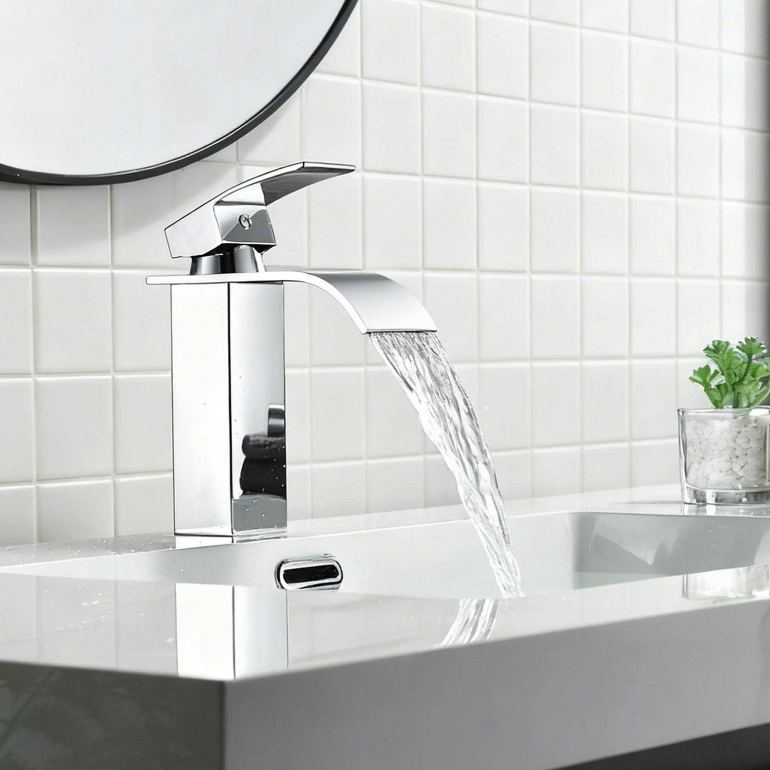 Moderner Chrom-Badezimmerhahn mit fließendem Wasser in ein weißes Waschbecken, mit gekachelter Wand und einer kleinen Topfpflanze im Hintergrund.