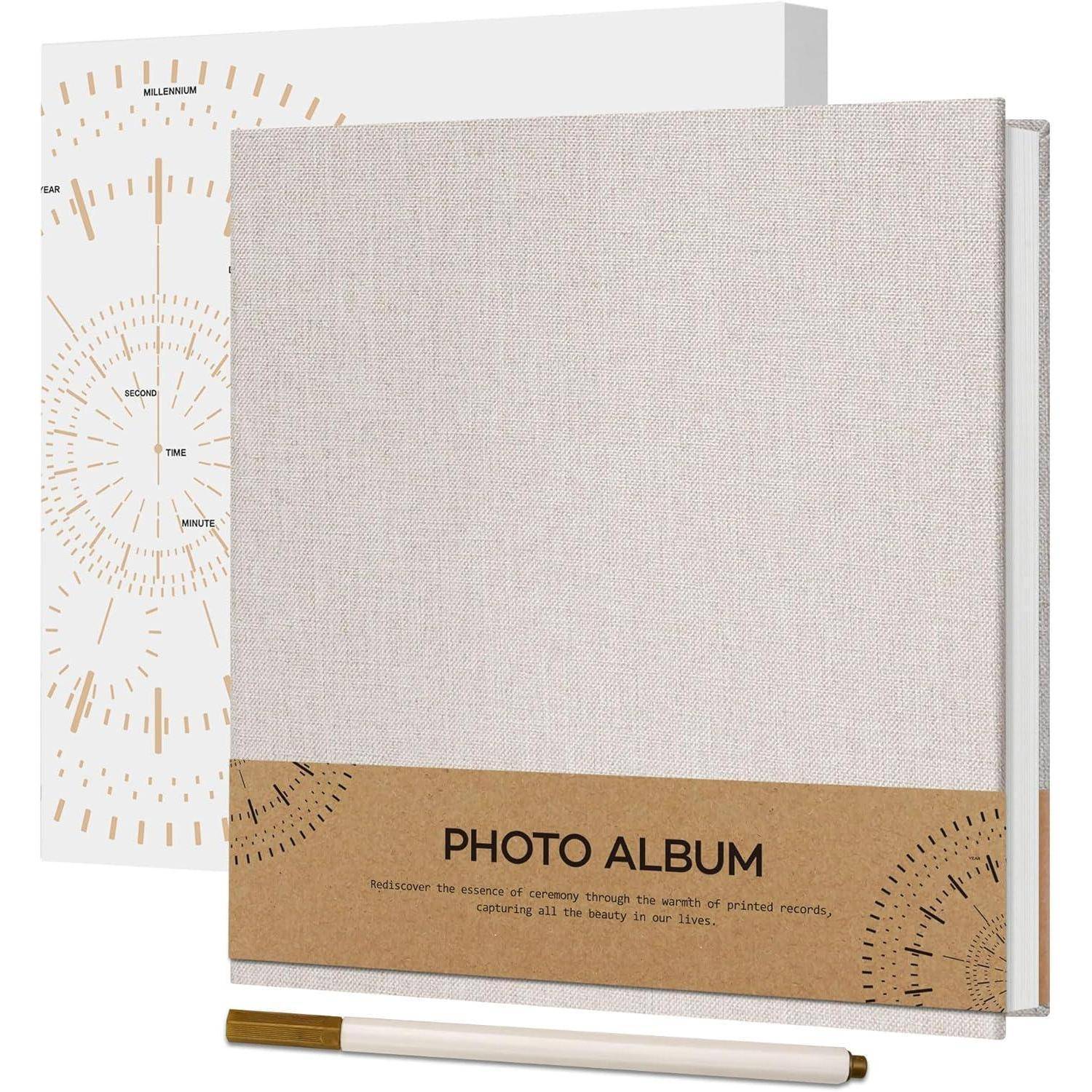 Ein beiges, in Leinen gebundenes Fotoalbum mit einem goldbraun farbigen Band mit der Aufschrift „PHOTO ALBUM