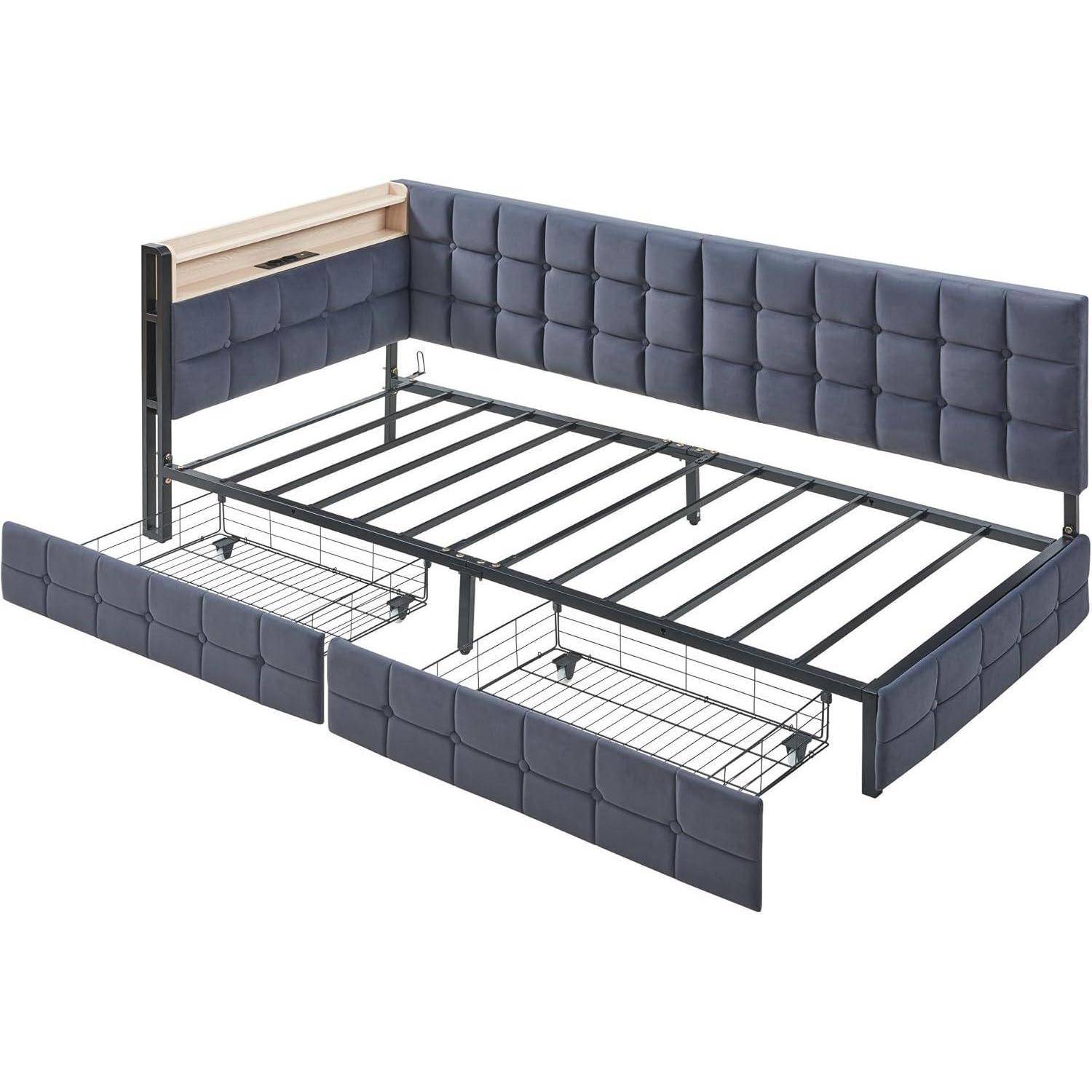 Gepolstertes Plattformbett mit hohem gepolstertem Kopfteil und Fußteil, schwarzen Metallleisten und zwei ausziehbaren Schubladen darunter.
