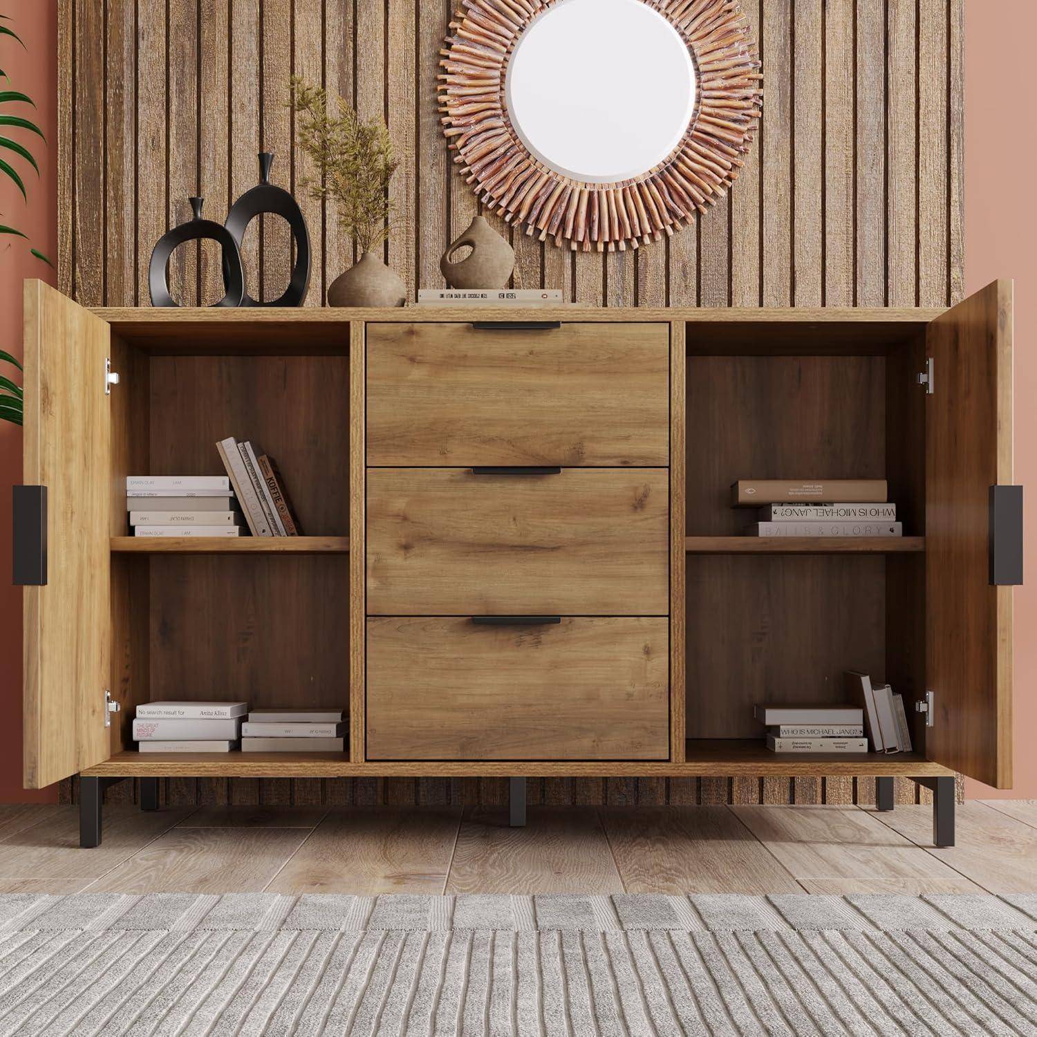 Modernes Holz-Sideboard mit offenen Regalen, drei zentralen Schubladen und dekorativen Objekten, gezeigt vor einer Holzlattten-Wand mit rundem Spiegel.