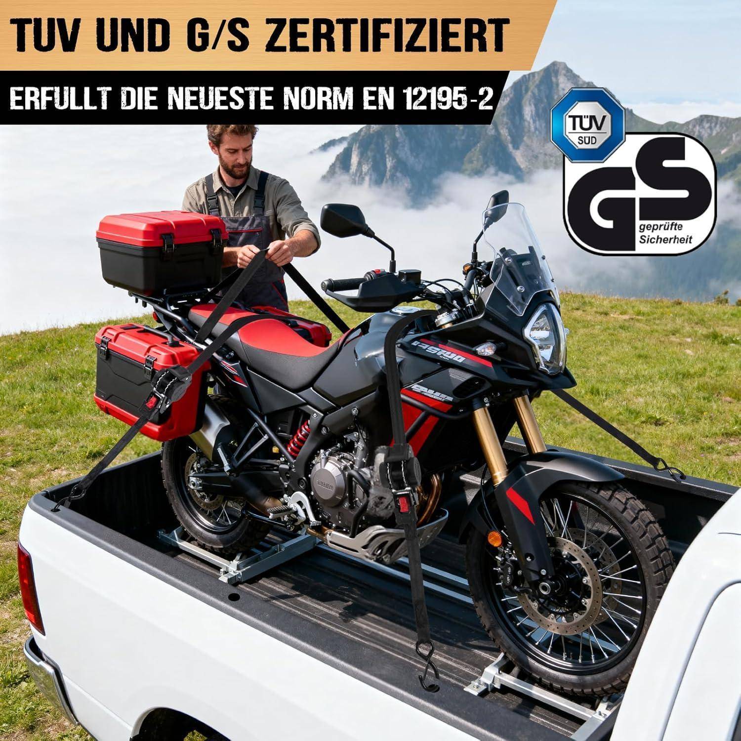 Motorrad in einem Pickup-Truck-Bett mit Spannriemen und Gepäck gesichert, dargestellt mit TÜV- und GS-Sicherheitszertifizierungslogos und deutschem Text über die Einhaltung der Norm 12195-2.