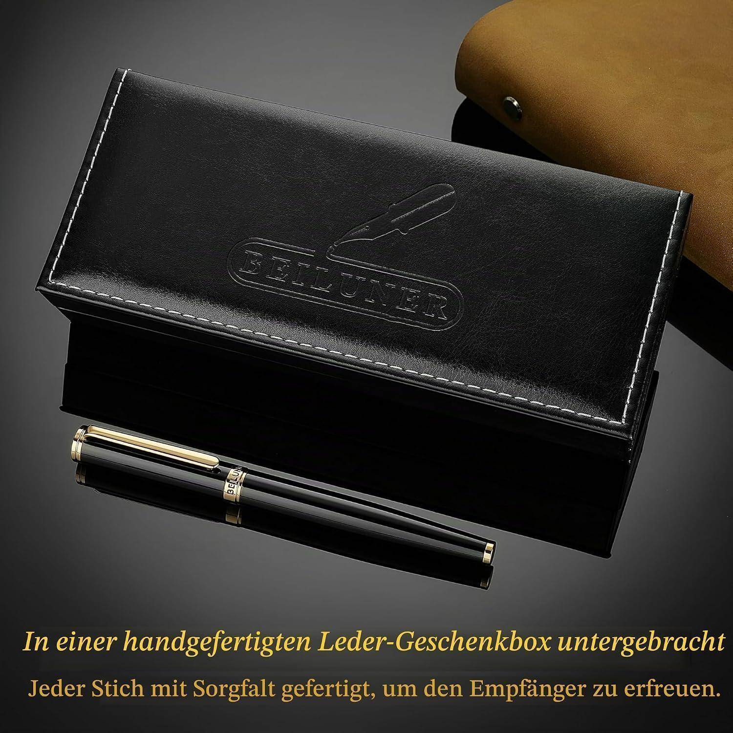 Schwarze Ledergeschenkbox mit geprägtem Logo und einem Stift, der davor präsentiert wird; deutscher Text sagt, dass sie handgefertigt und sorgfältig genäht ist, um den Empfänger zu erfreuen.