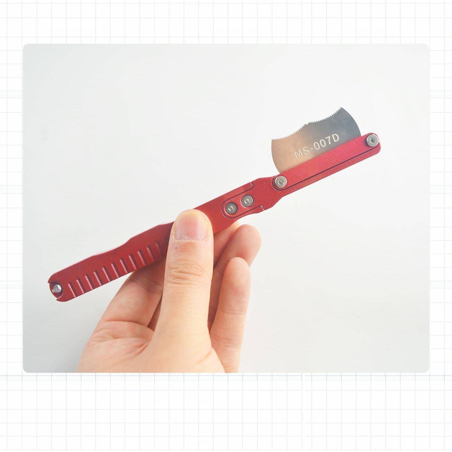 Hand hält ein rotes Metallklappmesser mit einer gezahnten silbernen Klinge, auf der „MS-007D" gekennzeichnet ist.