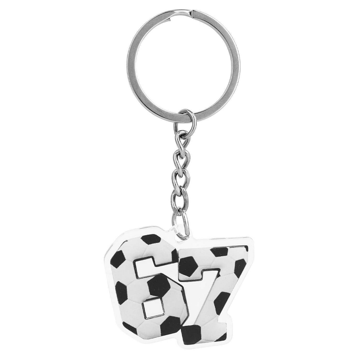 Fußball-gemusterter Buchstabe Z Schlüsselanhänger mit silbernem Ring und Kette auf weißem Hintergrund.