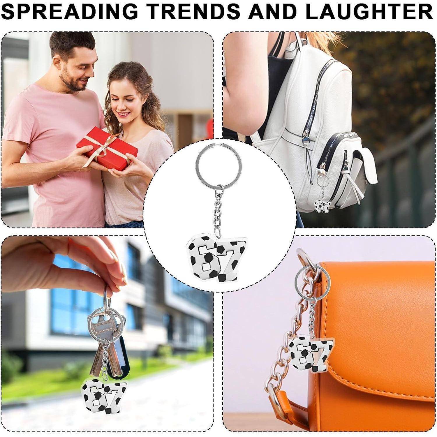 Collage mit einem Schlüsselanhänger mit Kuhflecken-Herzmuster, das an Taschen und Schlüsseln befestigt ist, mit Personen, die ein verpacktes Geschenk halten; der Titel lautet „TRENDS UND LACHEN VERBREITEN