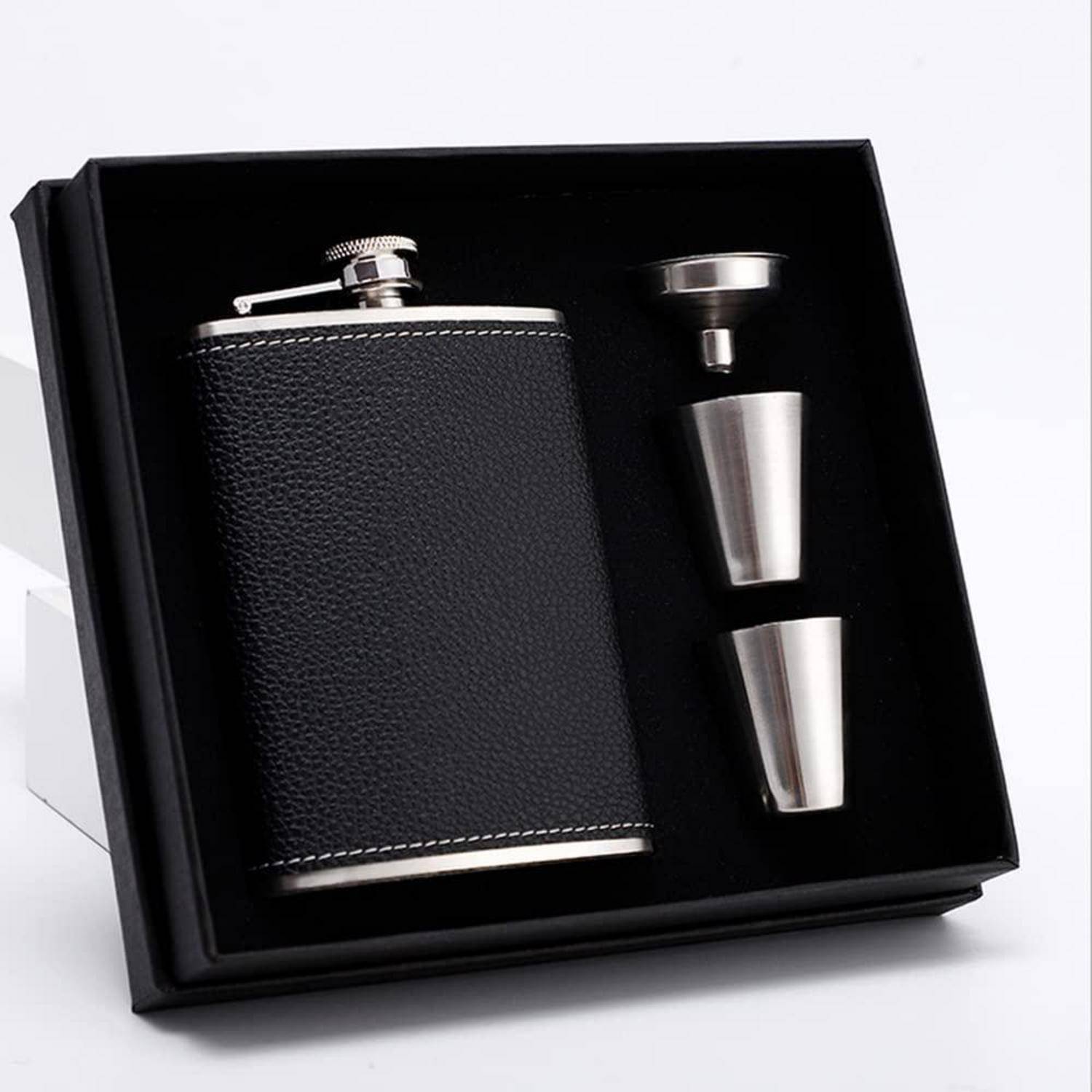 Geschenkbox mit schwarzer Lederflachmann und zwei Metallschnapsgläsern in einer Präsentationsbox.