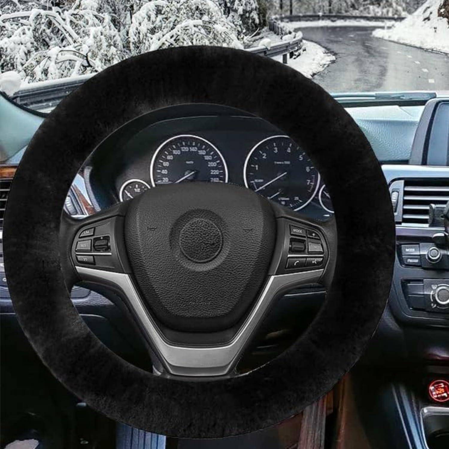 Automobilinneres mit einem großen schwarzen kreisförmigen Überzug auf dem Lenkrad, aus der Perspektive des Fahrersitzes auf einer verschneiten Straße.