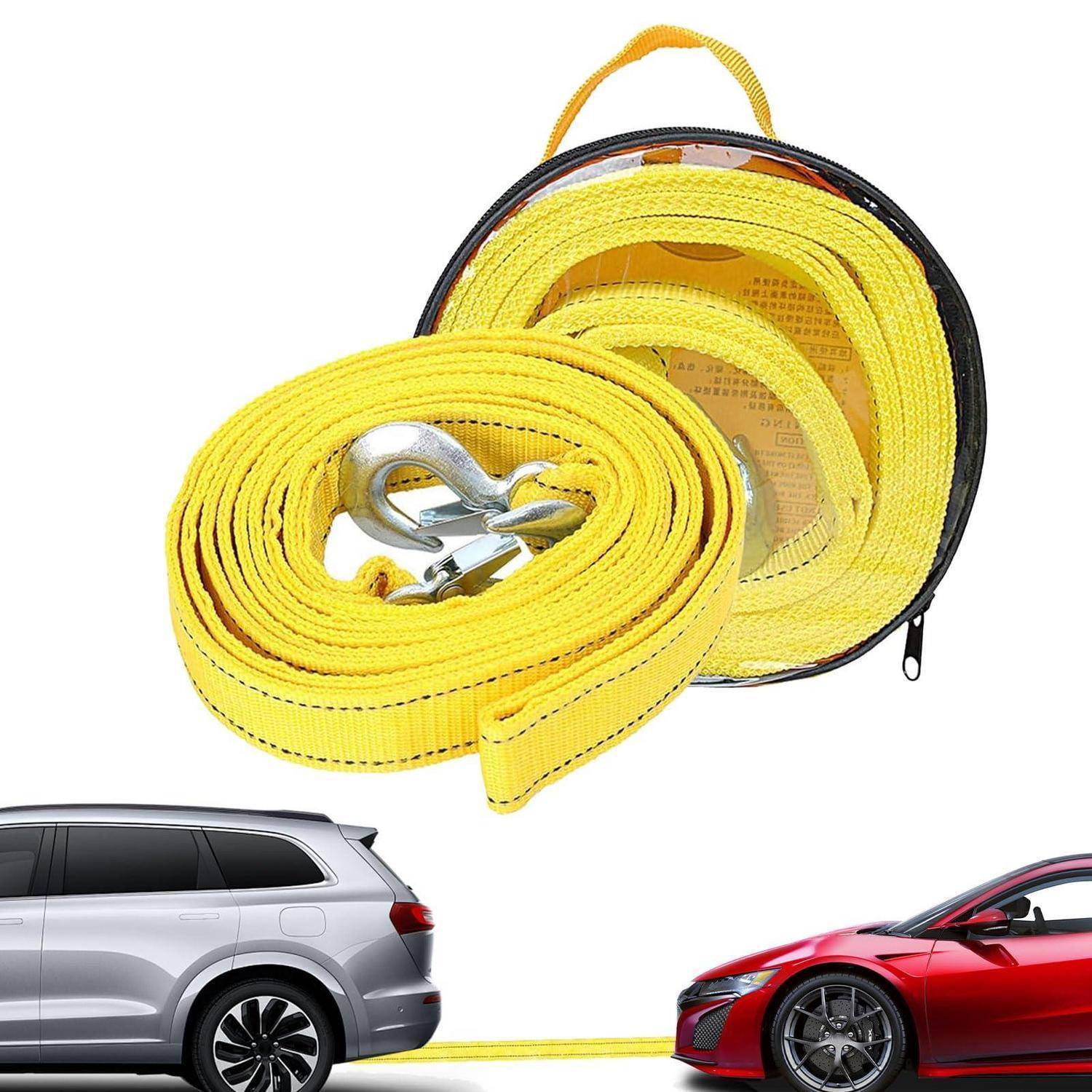 Gelbes Abschleppband mit Metallhaken in einer Tragetasche, gespannt zwischen einem silbernen SUV und einem roten Auto gezeigt, um das Abschleppen von Fahrzeugen zu veranschaulichen.