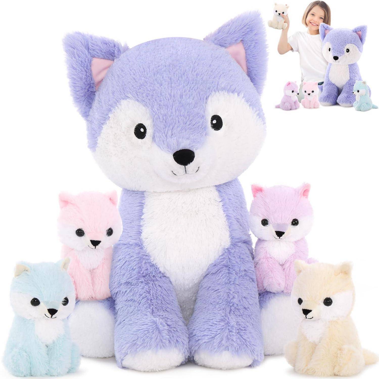 Produktbild von Plüschfuchsspielzeugen in Pastellfarben, zentriert auf einen großen lavendel- und weißen Fuchs mit vier kleineren Füchsen rundherum; die Einfügung zeigt ein Kind, das den großen Plüsch hält.