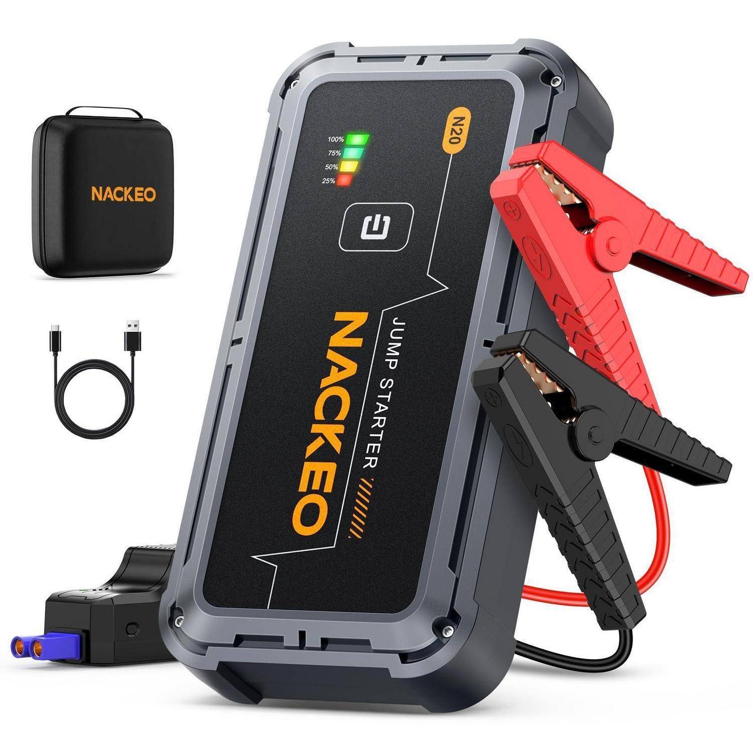 Tragbarer NACKEO-Starthilfegerät mit roten und schwarzen Klemmkabeln, USB-Kabel und Transportkoffer, gezeigt auf weißem Hintergrund.