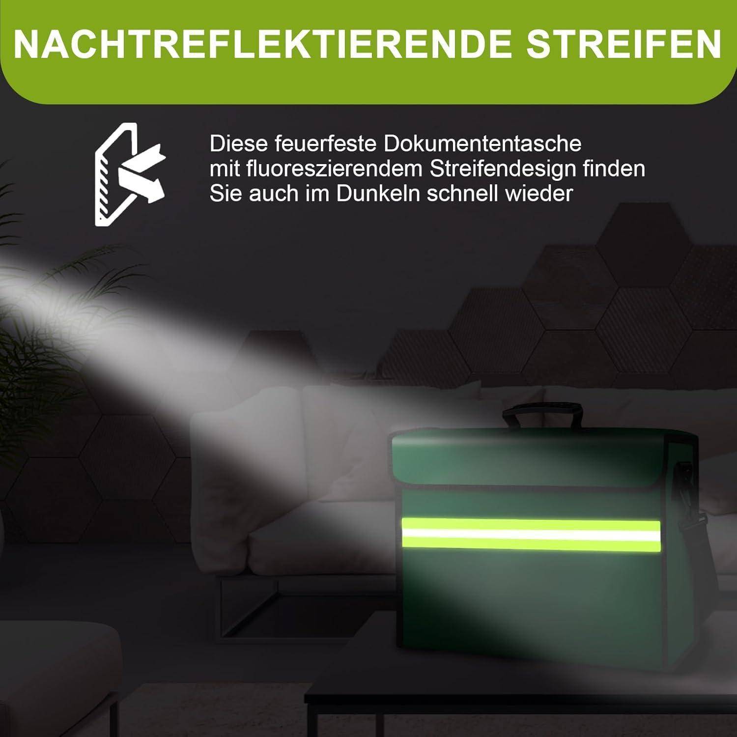 Dunkle grüne Feuerwehrtasche mit reflektierenden Streifen, die in einem dunklen Raum leuchten, gezeigt als leicht in der Nacht zu finden; deutscher Text sagt 'NACHTREFLEKTIERENDE STREIFEN'.