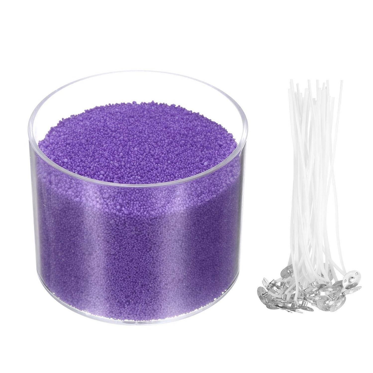 Violettes körniges Material in einem durchsichtigen zylindrischen Behälter neben einem Bündel transparenter Kabelbinder.