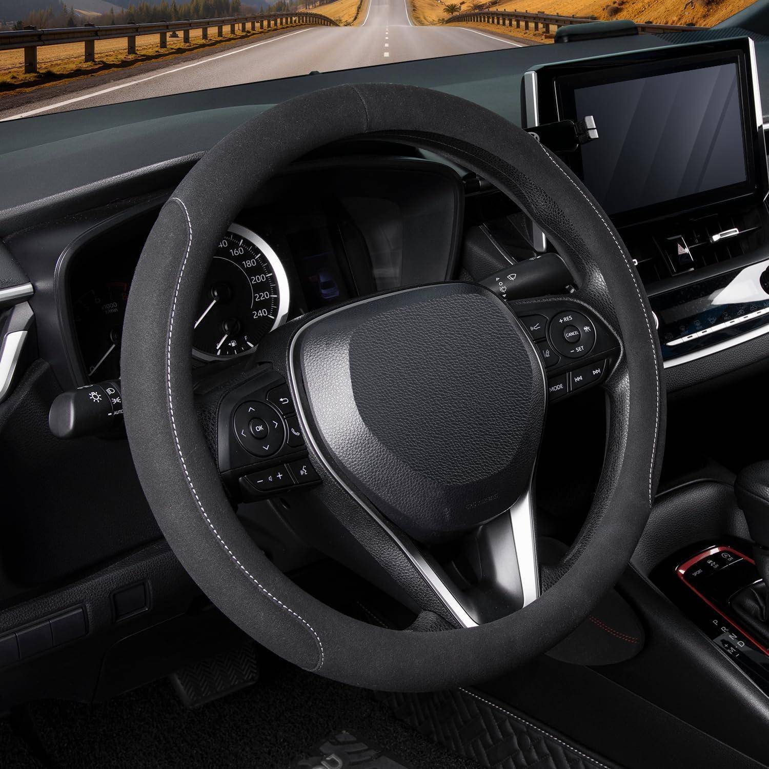 Autoinnenraum mit Lenkrad, Armaturenbrettschaltern, Instrumentencluster und zentralem Touchscreen, aus der Perspektive des Fahrersitzes auf einer Straße