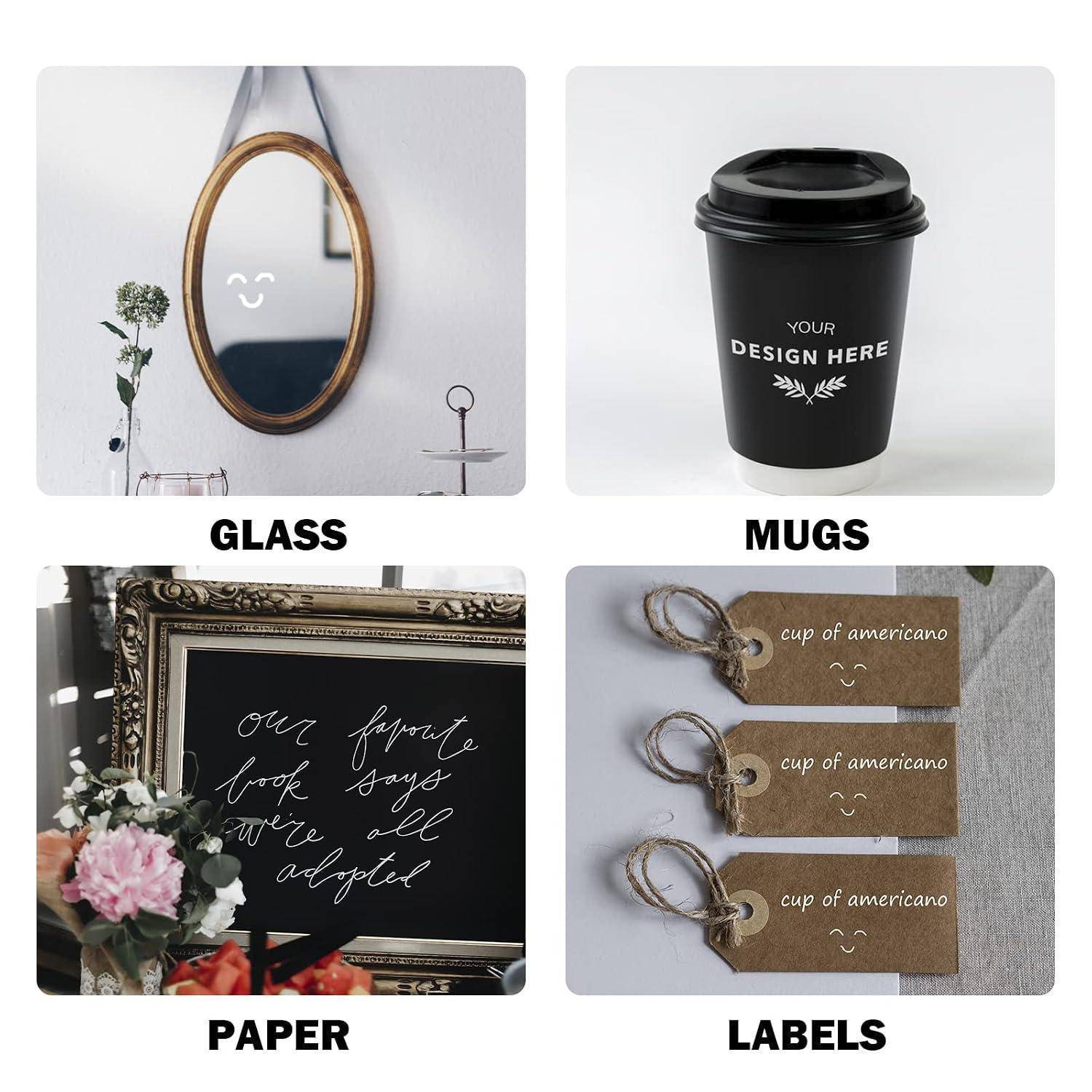 Vier Produktmuster mit den Bezeichnungen GLAS, TASSEN, PAPIER und ETIKETTEN, die benutzerdefinierte Branding-Beispiele auf einem Spiegel, einer Kaffeetasse, einem Schild und Etiketten zeigen.