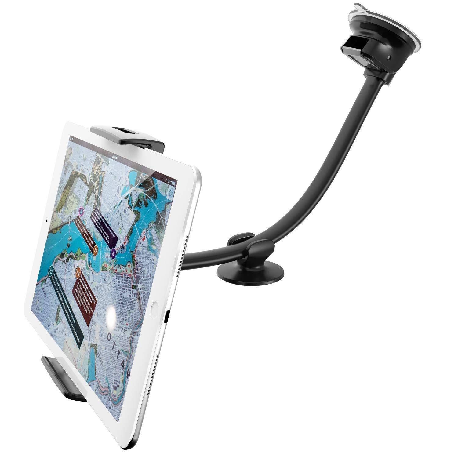 Tablet, das auf einem flexiblen Saugnapfarm montiert ist und eine Karte auf dem Bildschirm gegen einen weißen Hintergrund anzeigt.
