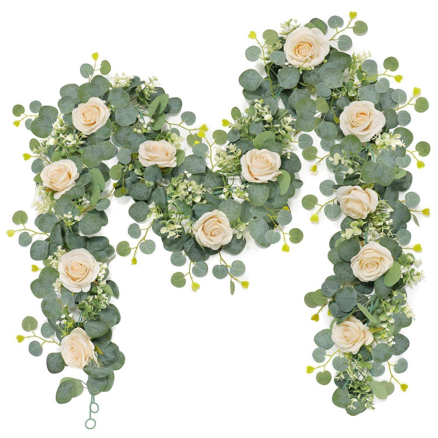Blumengesteck in Herzform, bestehend aus weißen Rosen und grünem Eukalyptus auf weißem Hintergrund.