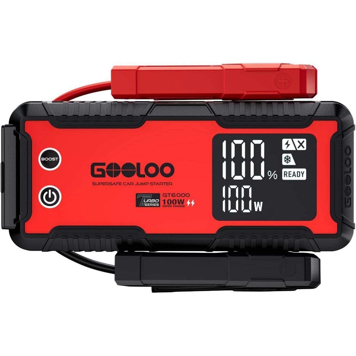 Roter und schwarzer tragbarer Starthilfe von GOOLOO mit angebrachten Klemmen und digitaler Anzeige, die 100% Ladung und 100W Bereitschaft anzeigt.
