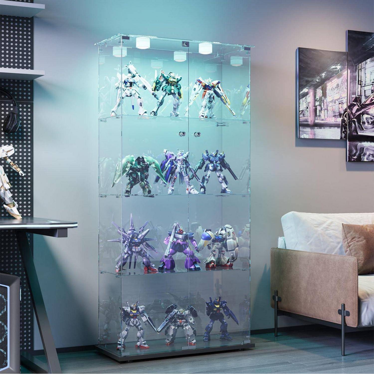 Glassvitrinen mit mehreren Roboterfiguren in einem modernen Wohnzimmer, neben einem Sofa und Wandkunst.
