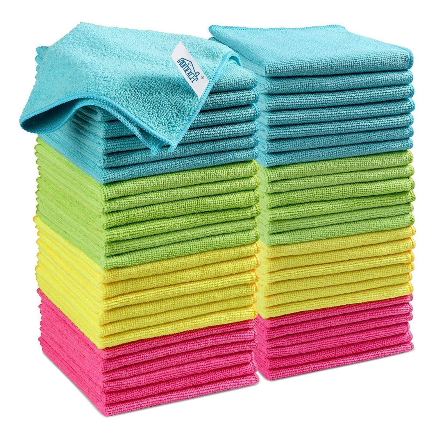 Stapel von bunten gefalteten Mikrofaser-Reinigungstüchern in Blau, Grün, Gelb und Rosa auf weißem Hintergrund.