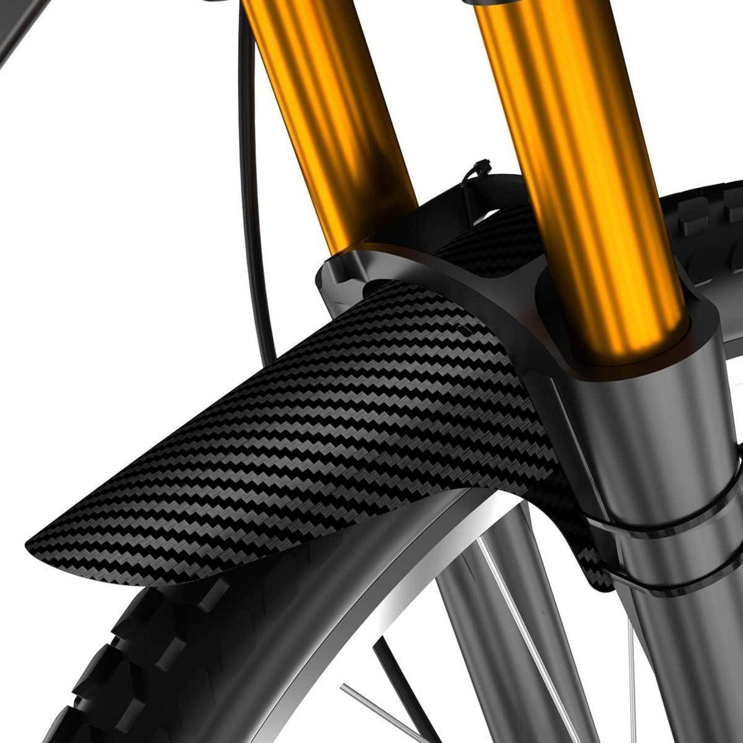 Nahaufnahme einer Fahrrad-Vordergabel und eines Rades mit einer Kohlefaser-Schutzblech, die goldene Federungsrohre und einen profilierten Reifen zeigt.