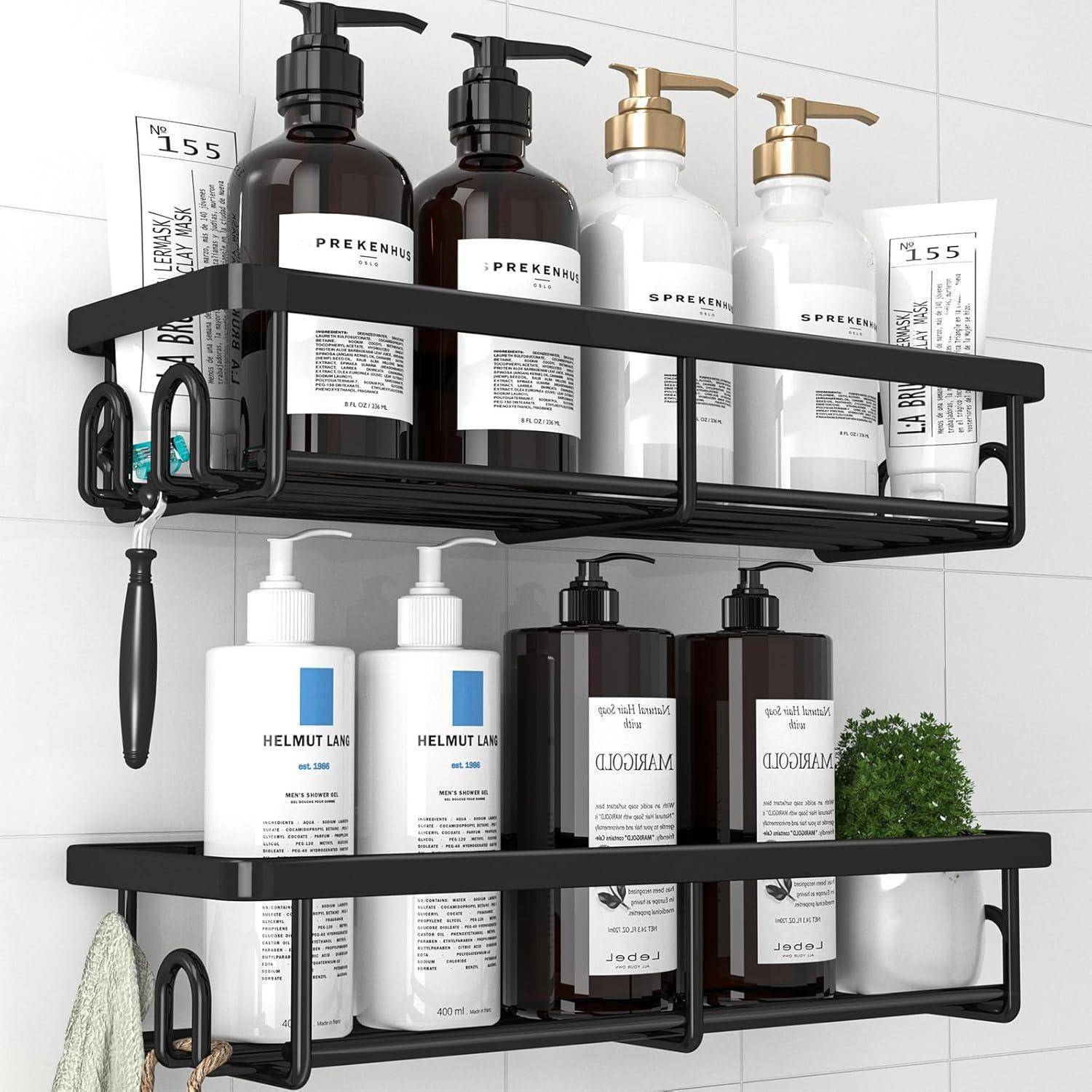 An der Wand montierte schwarze Badezimmerregale, die verschiedene Seife und Shampoo-Flaschen halten, mit einer kleinen Pflanze und hängenden Pflegeutensilien.